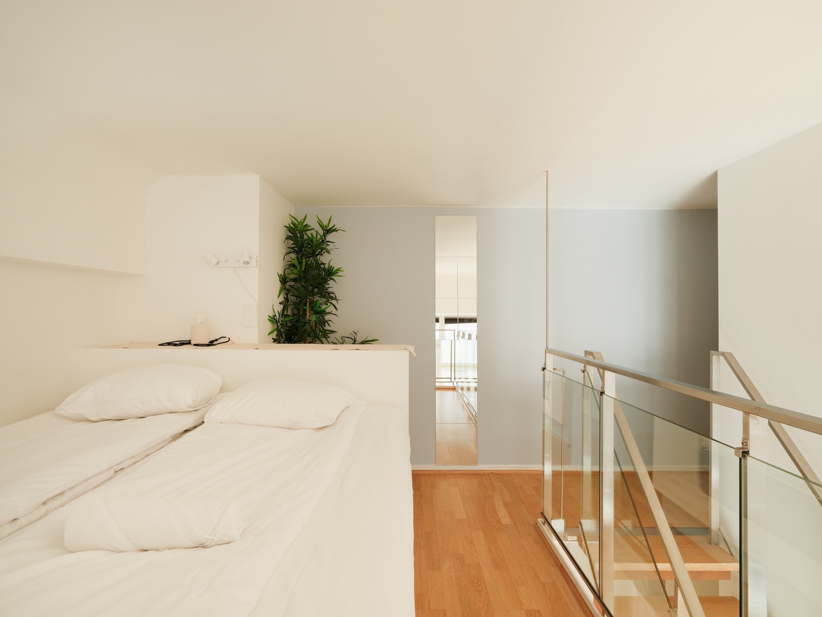 Her har man plass til oppbevaring både bak seng og på høyreside for trappen. Galleribilde