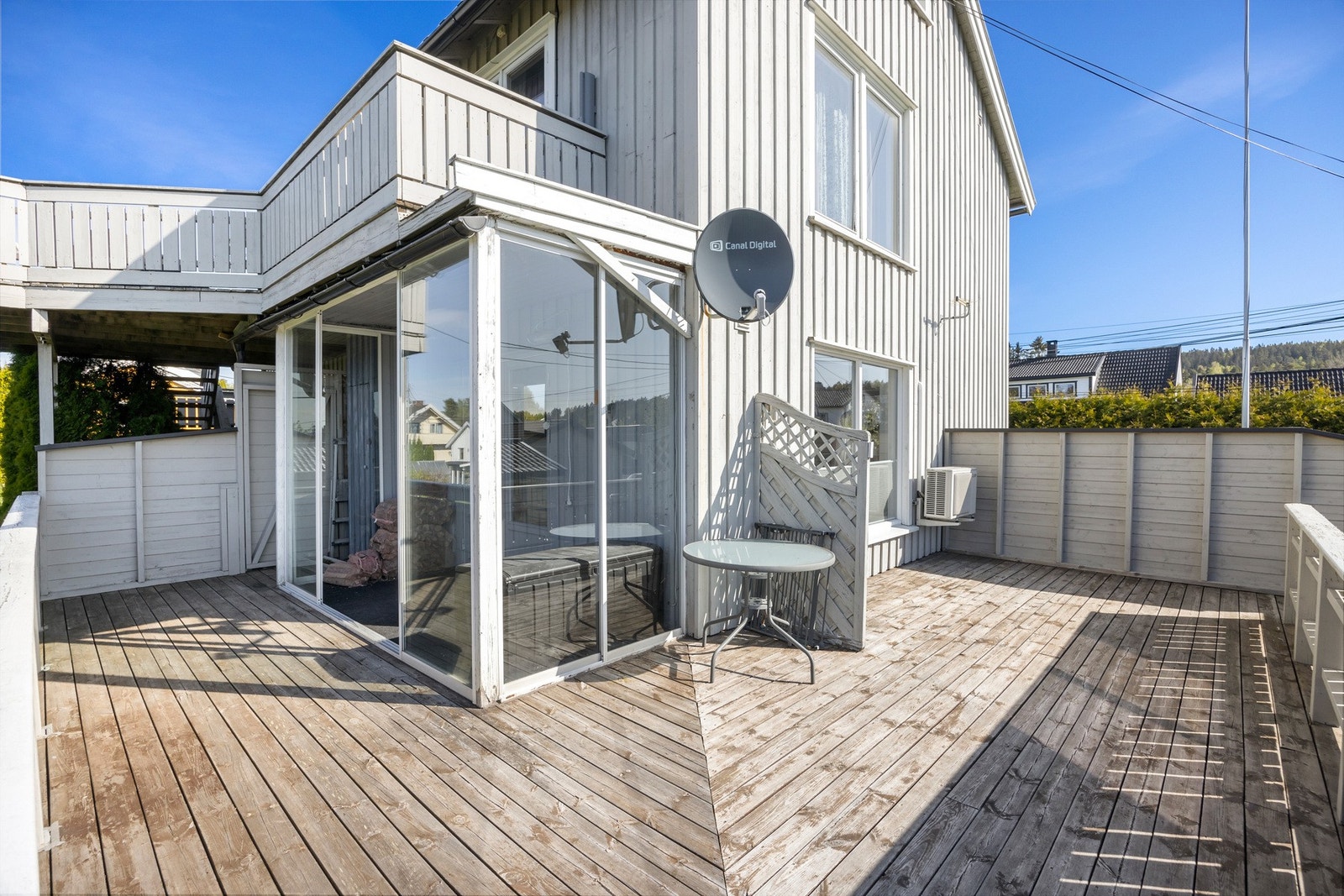 Via skyvedørene kommer du ut til den åpne terrassedelen på 31 kvm. Galleribilde
