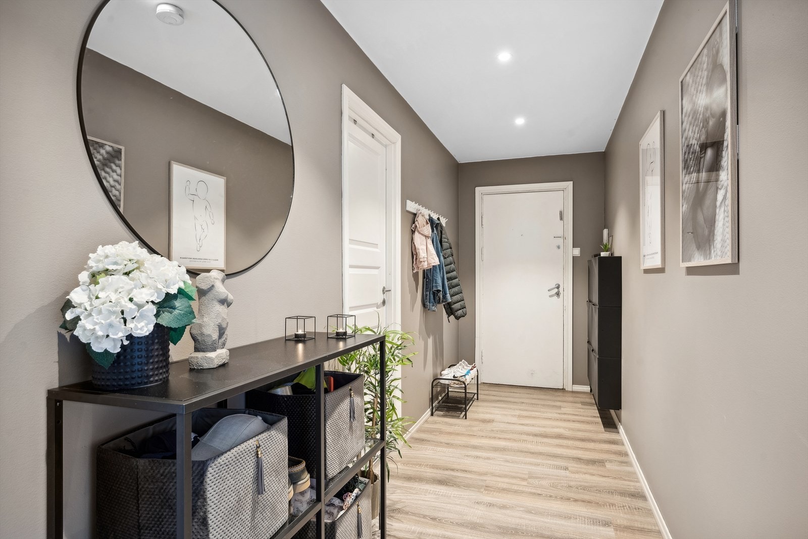 Romslig entrè med plass til å henge av seg. Galleribilde