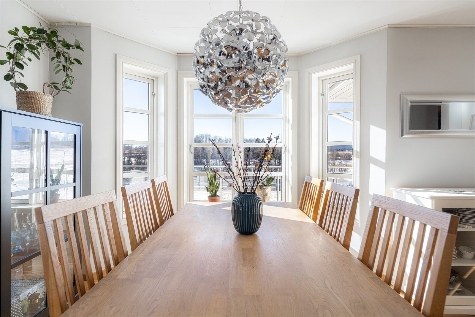 Boligen har et moderne og tidløst uttrykk, samt rikelig med vindusflater som skaper lyse og fine rom. Galleribilde