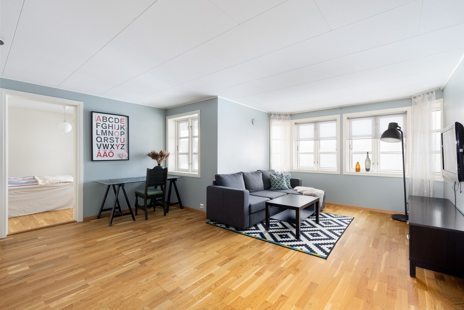 I underetasjen er det en lys og delikat stue med god plass til møblering. Galleribilde