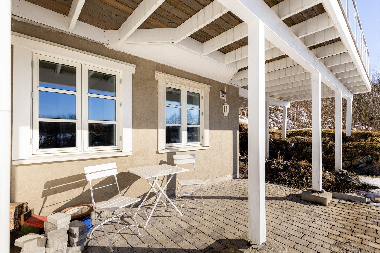 Underetasjen har også solrike uteområder med plass til sittegrupper og blomsterpotter. Galleribilde