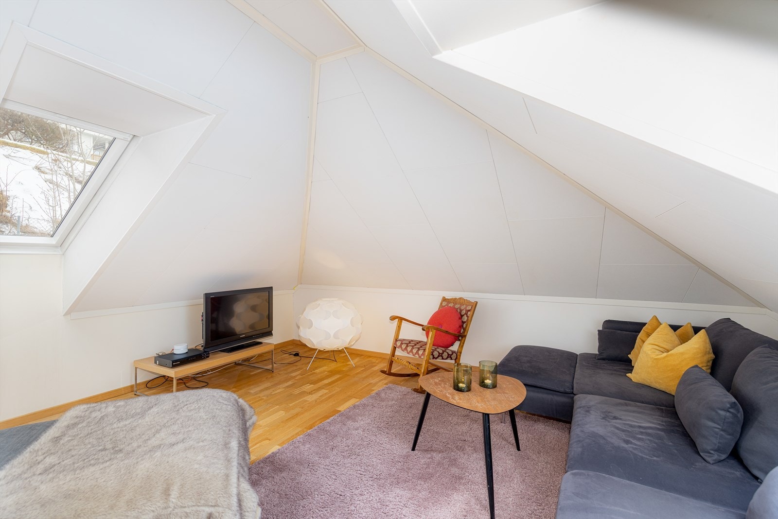 Rommet har plass til sofa og mediemøblement. Perfekt for film- eller spillkvelder med ungene! Galleribilde