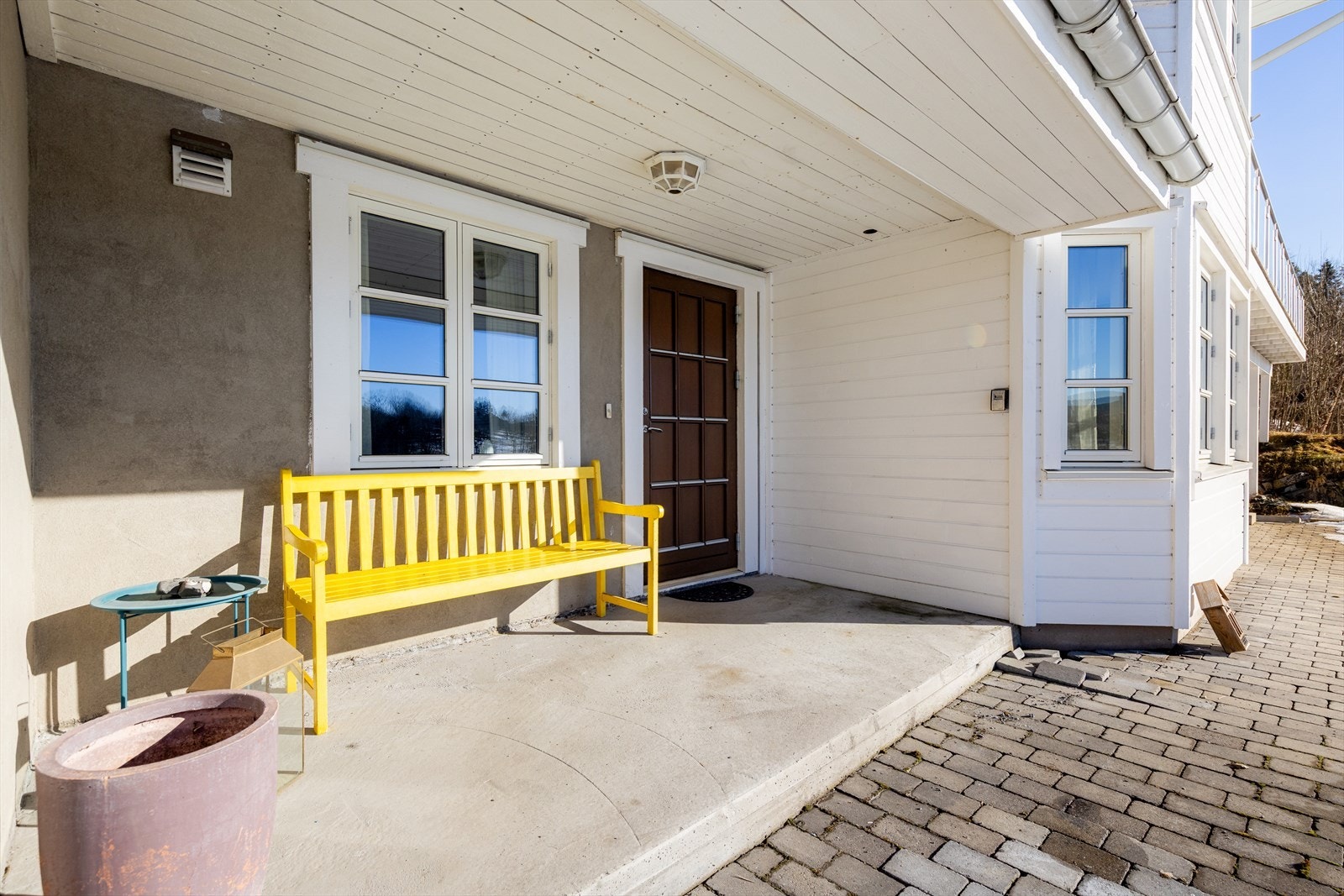 Trivelig, overbygget inngangsparti til boligen. Galleribilde