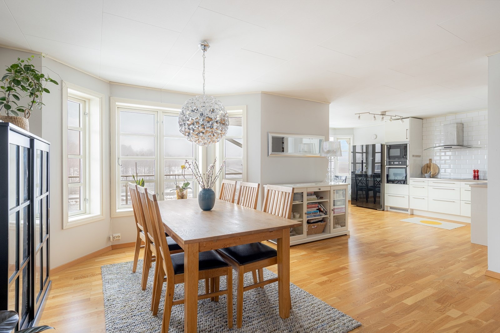 Det er åpen løsning fra spisestuedelen mot kjøkkenet, noe som gir en luftig romfølelse. Galleribilde