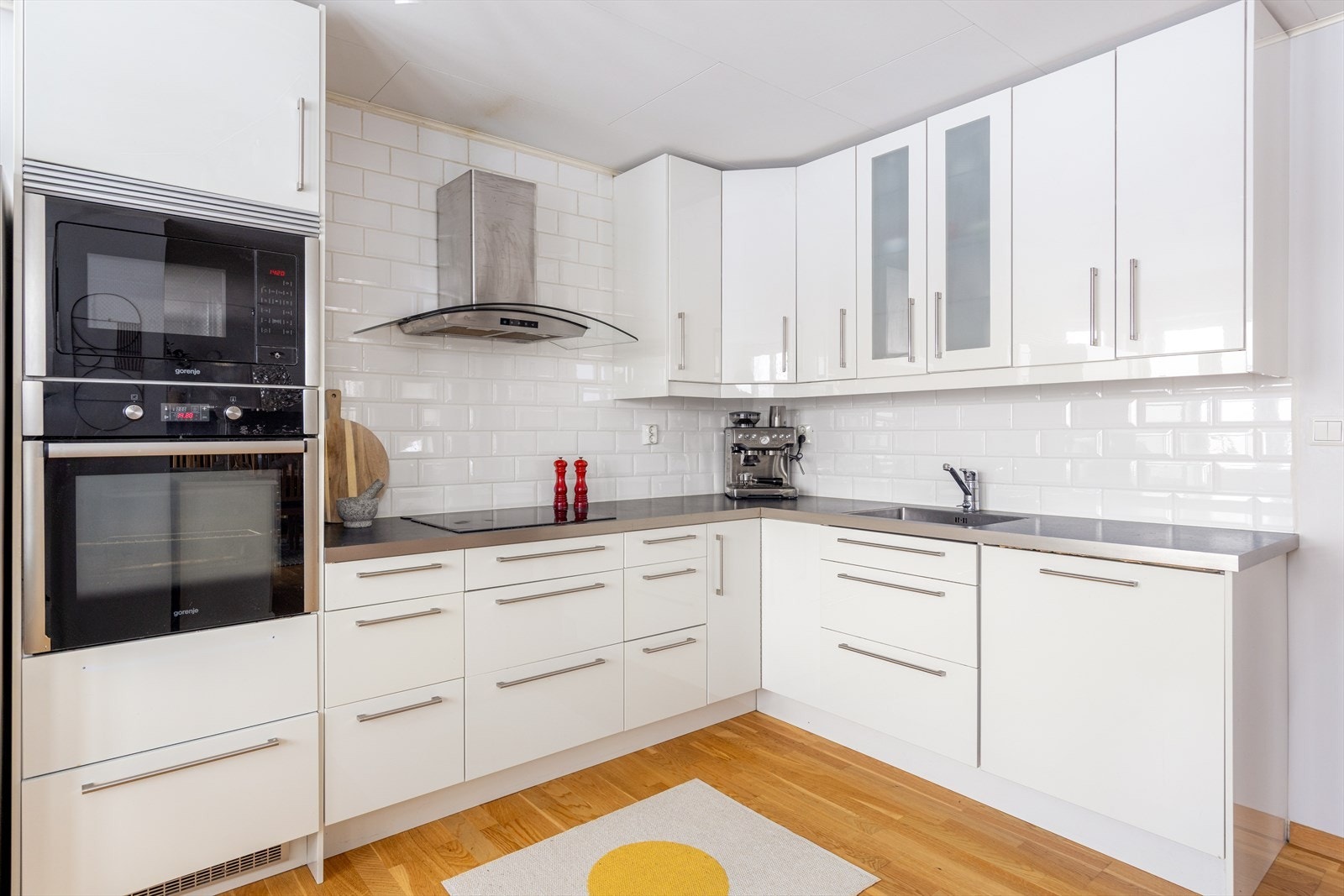 Et moderne og pent kjøkken med godt med skap- og skuffplass, og integrerte hvitevarer som kjøleskap, ovn, komfyr og microovn. Samt opplegg for oppvaskmaskin. Galleribilde