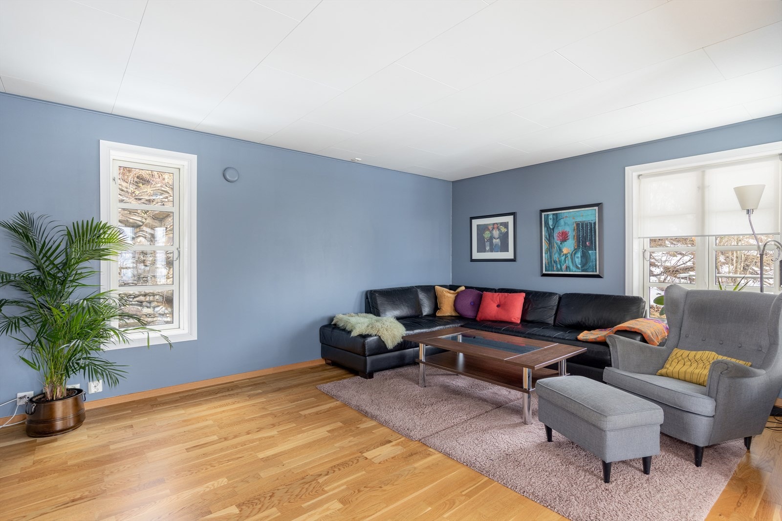 Overflater i boligen består av parkett og flis på gulv, malt flater på vegger og takessplater i tak. Galleribilde