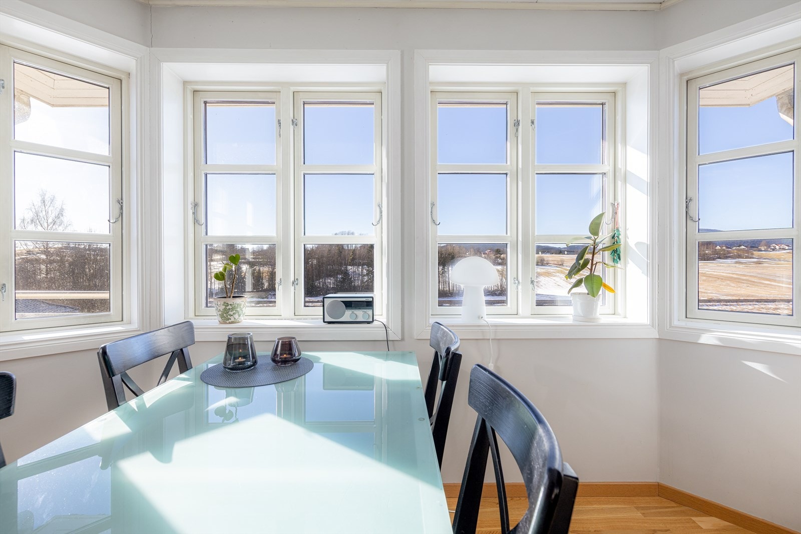 Kjøkkenet har god plass til spisebord. Vinduene sørger for rikelig lysinnslipp og nydelig utsikt. Galleribilde