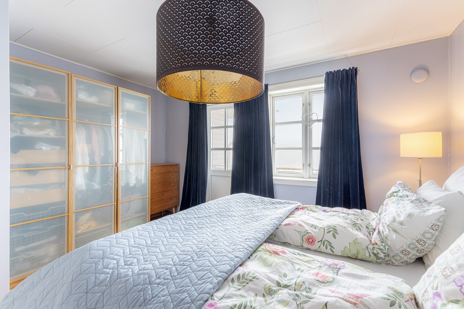 Hovedsoverommet har god plass til dobbeltseng, og garderobeskap for klesbeholdningen. Galleribilde