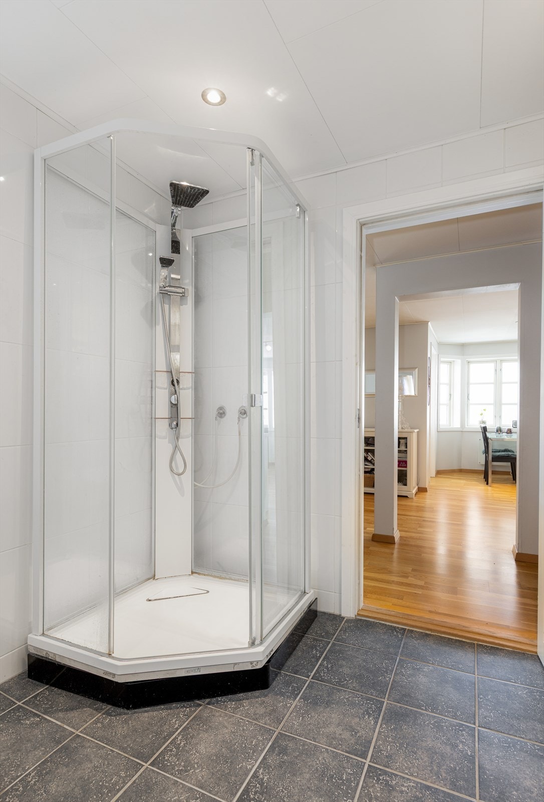 Bad med både badekar og dusjkabinett. Galleribilde