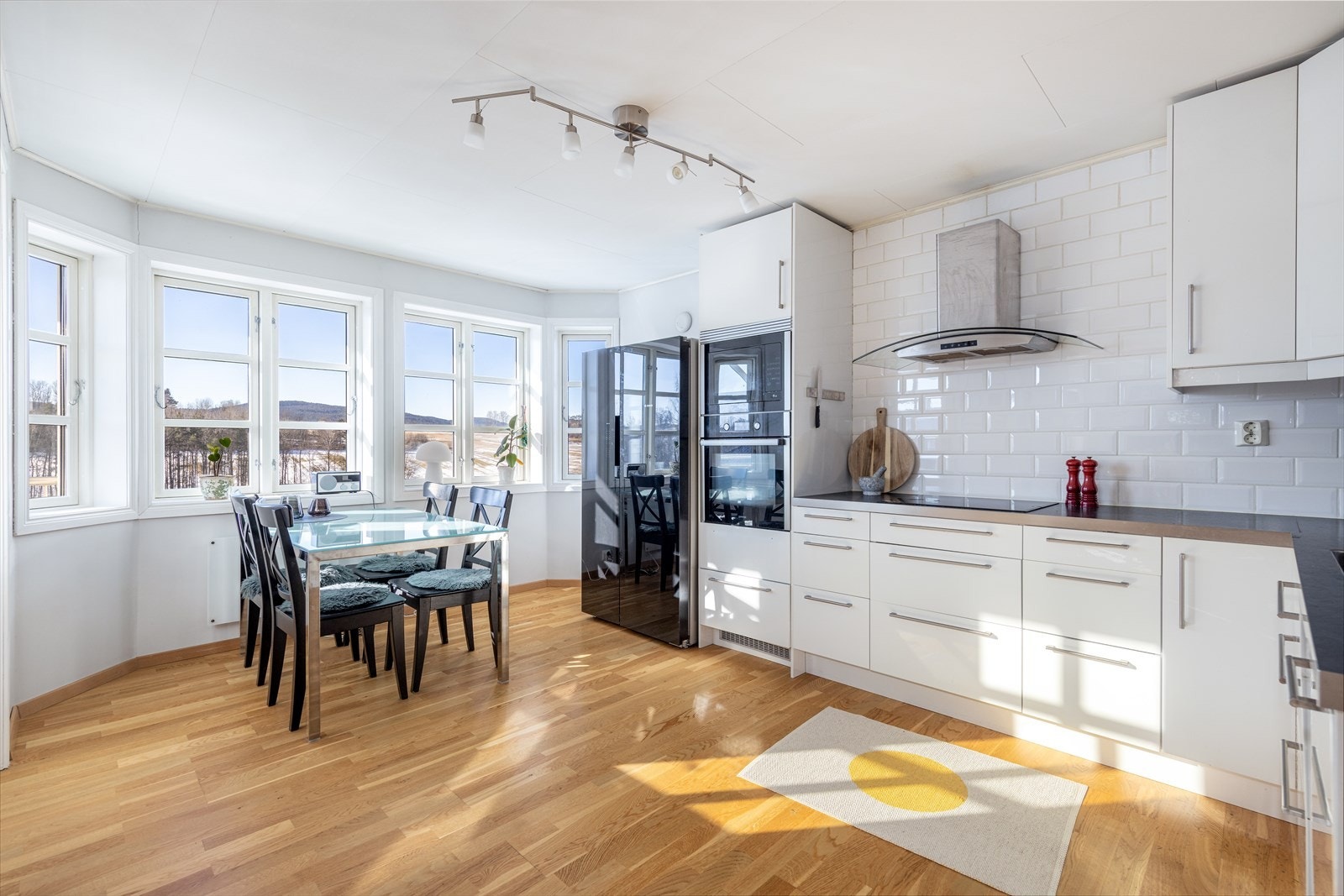 Stuen ligger i åpen løsning mot kjøkkenet, og her er det gode vindusflater som gir rommet godt med naturlig lys. Galleribilde