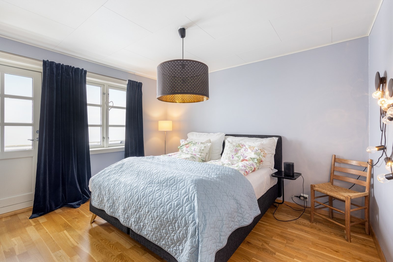 Boligen har to lyse og pene soverom i hovedetasjen. Galleribilde