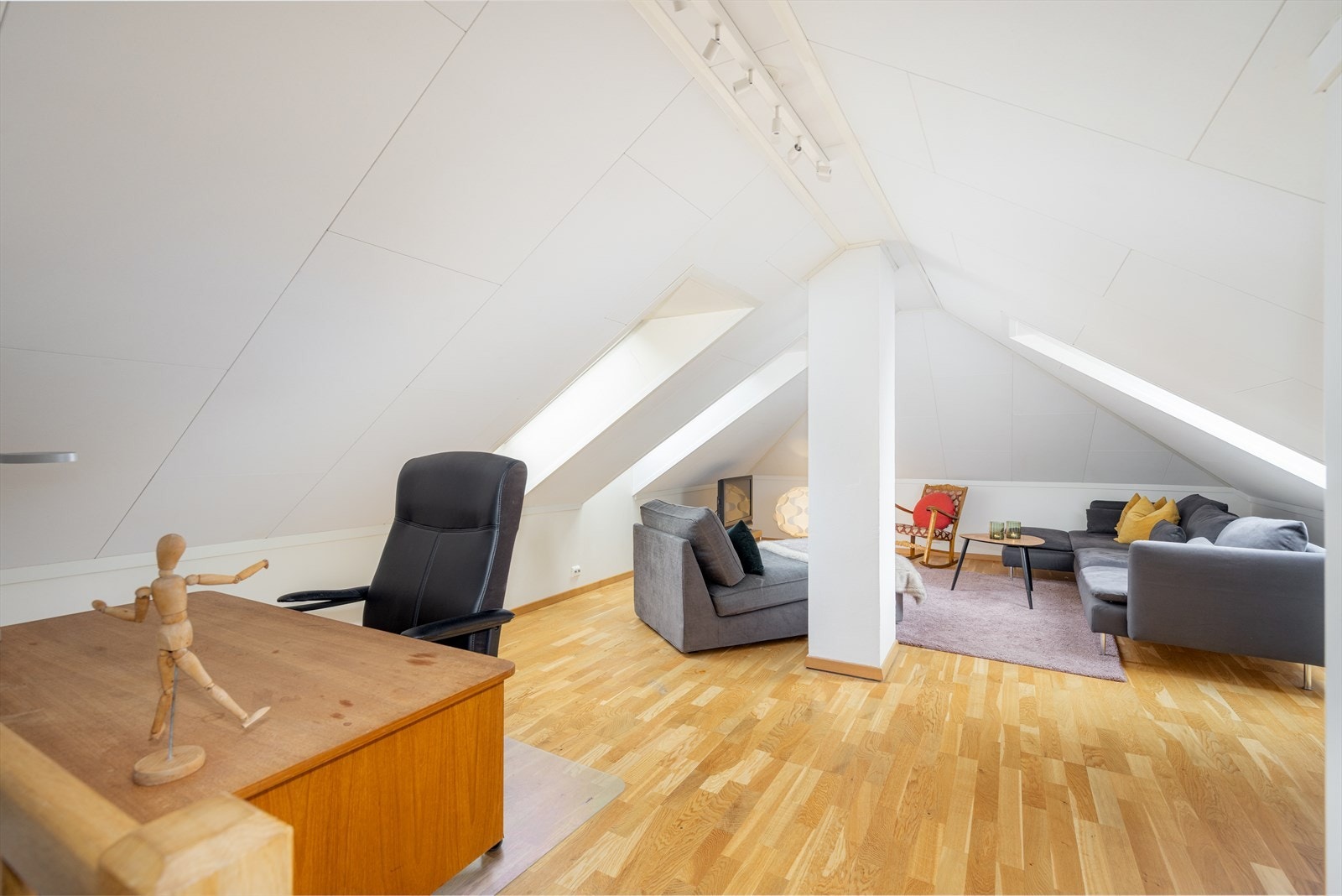 Hyggelig loftstue med godt lysinnslipp fra takmonterte vinduer. Galleribilde