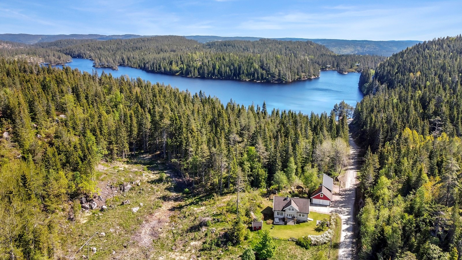 Like bak boligen ligger Heimdalsvannet - her er det flere fine badeplasser. Galleribilde