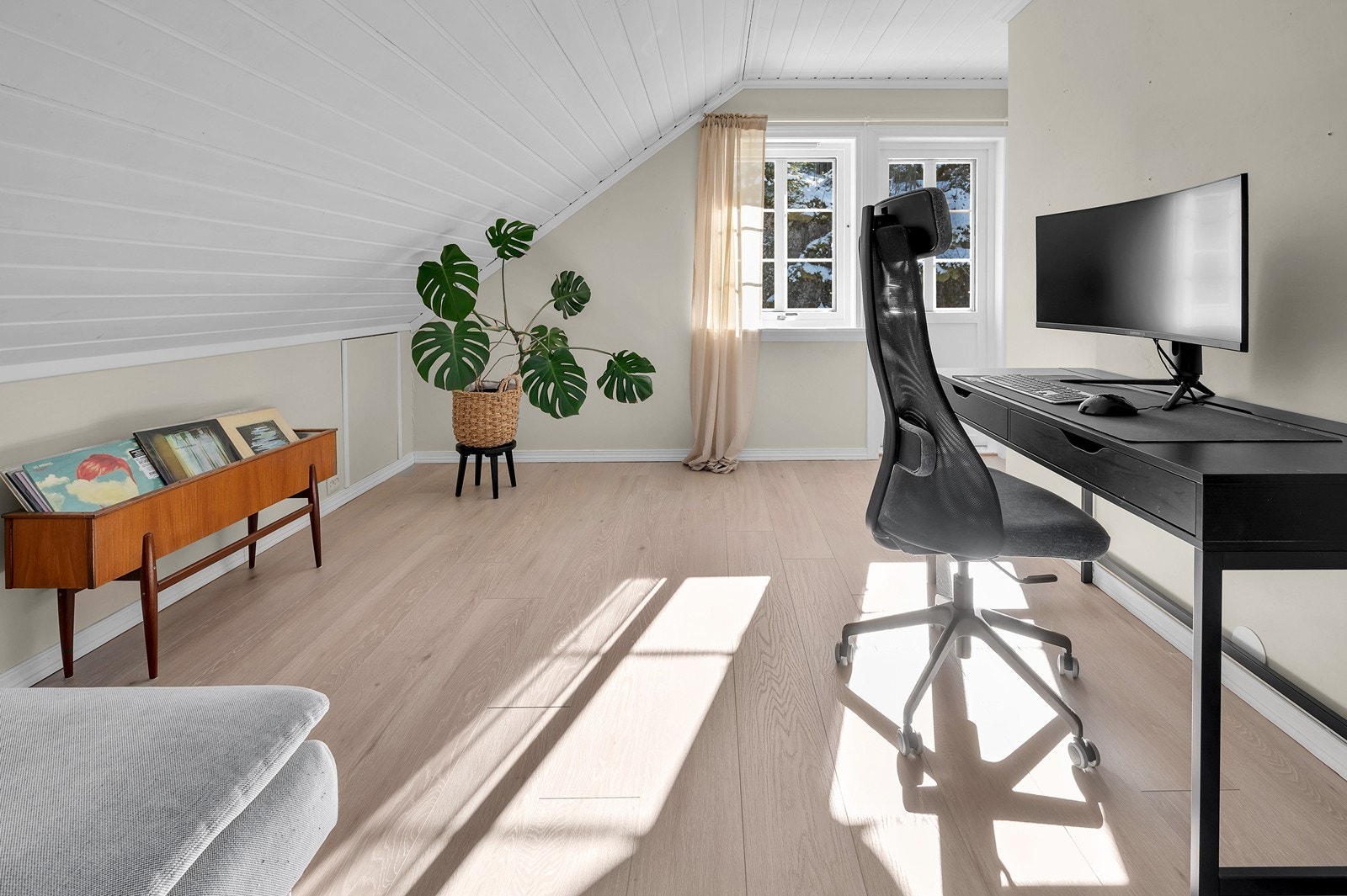 Soverom 2 i dag innredet som kontor. Til dette rommet er det også egen luftebalkong. Galleribilde