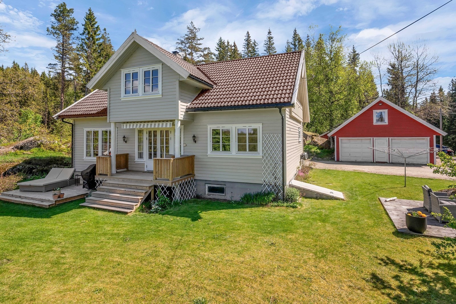 Det er dobbel garasje med eget lagringsloft (bakerste delen av garasjen tilhører en naboeiendom). Galleribilde