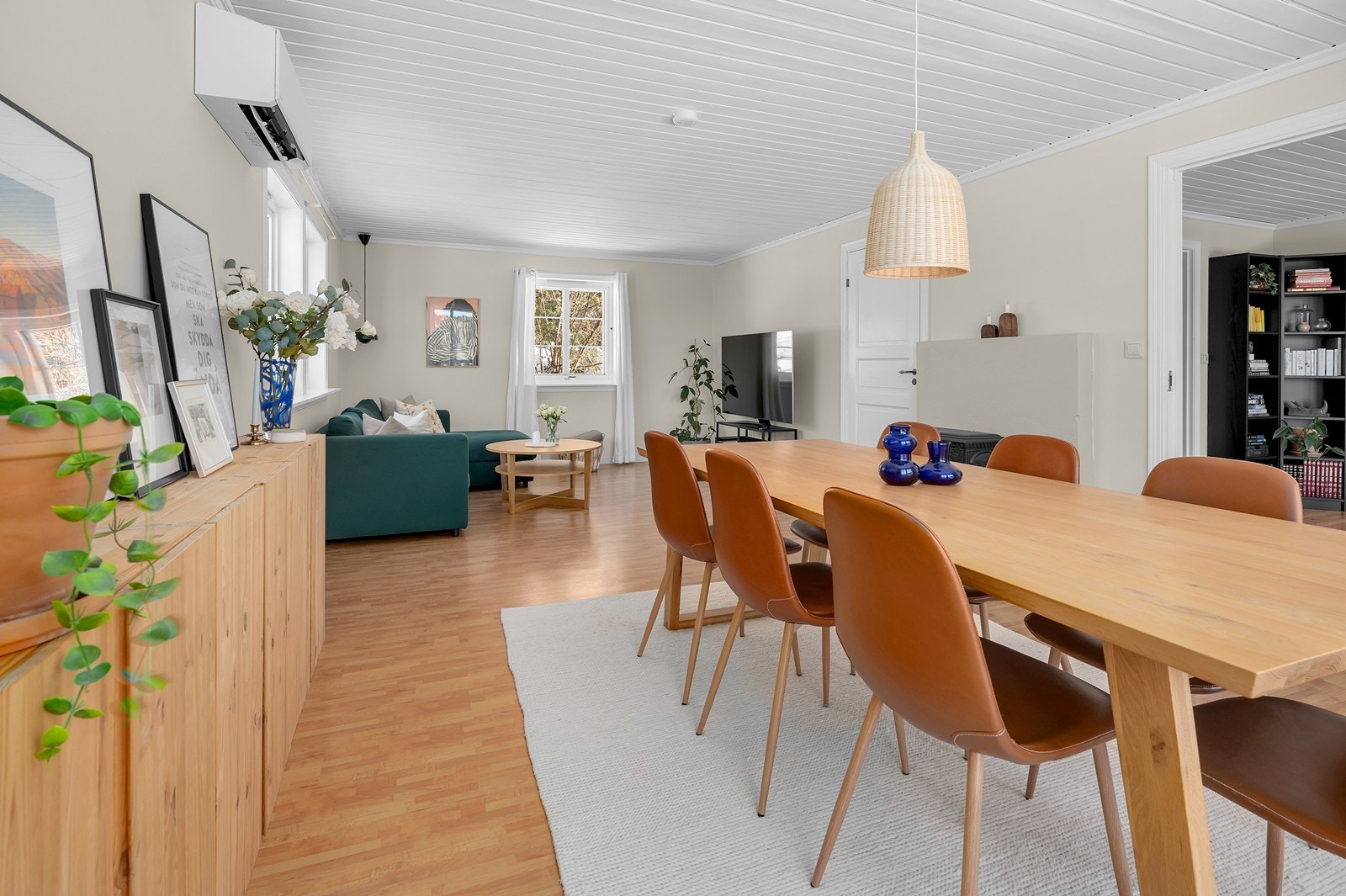 Her er det oppvarming via både varmepumpe og vedovn. Galleribilde