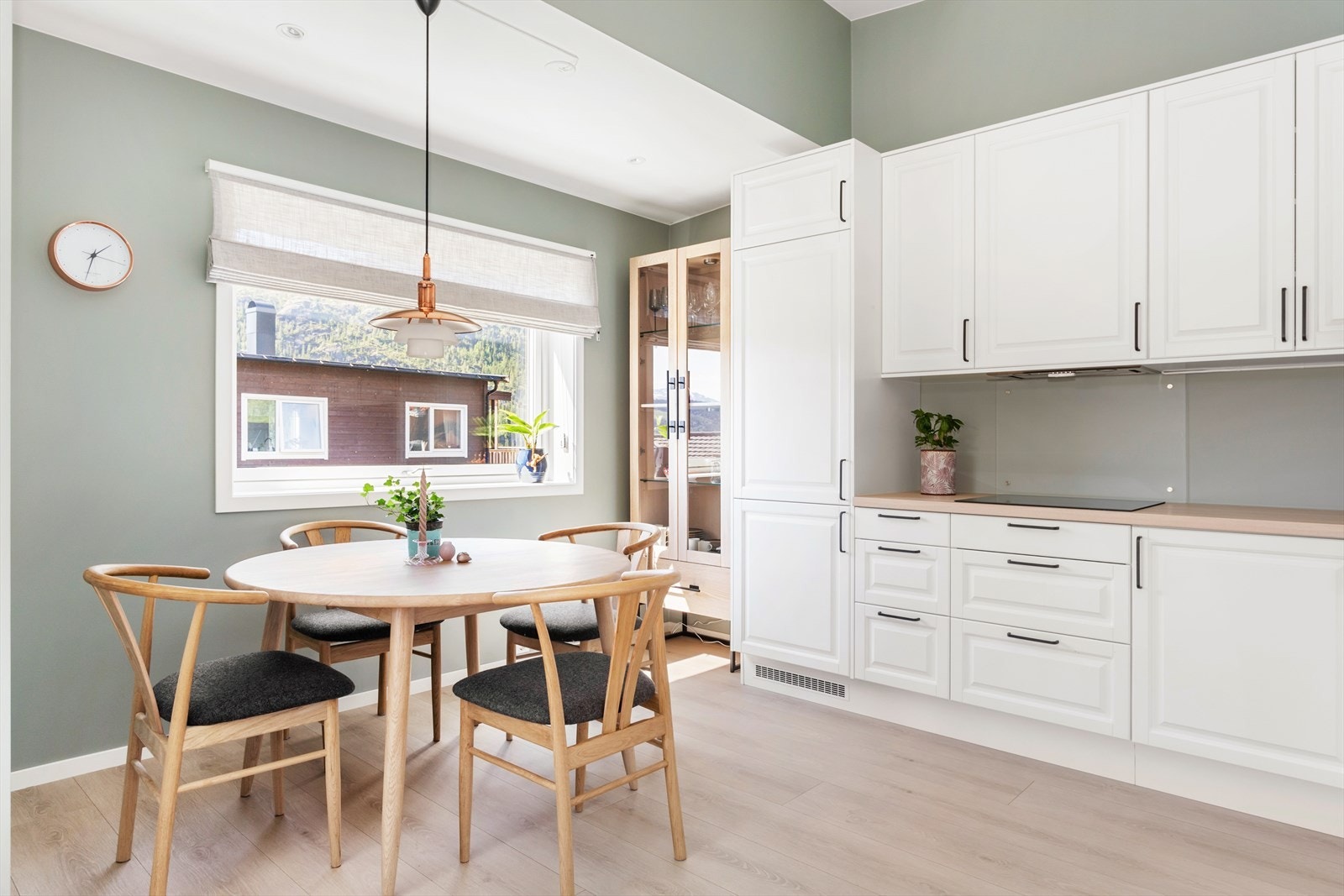 Leiligheten er smart planløst som gir god plass for spisebord på kjøkkenet. Galleribilde