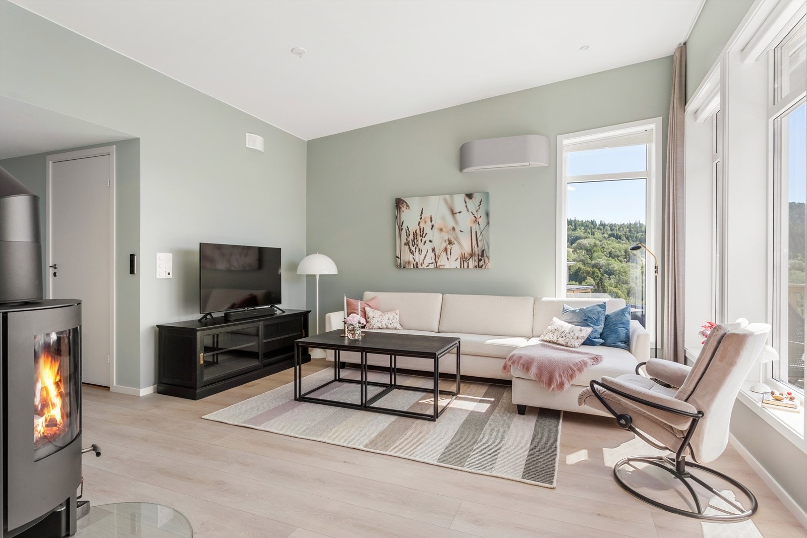 Med store vinduer, høy himling i taket og flott utsikt gir leiligheten en åpen og luftig atmosfære. Denne leiligheten må du bare se! Galleribilde