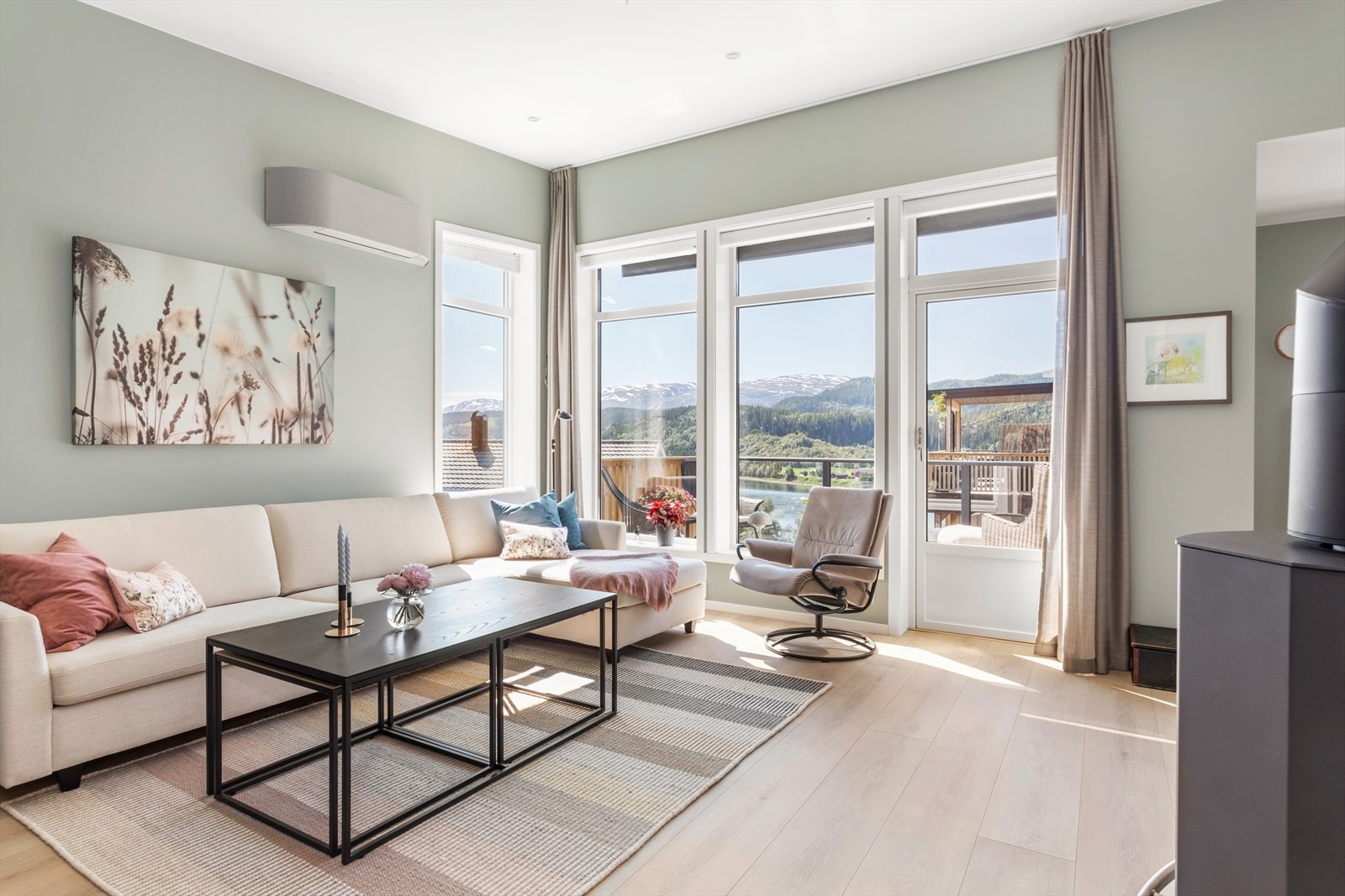 Her er det både montert varmepumpe som man ser på veggen rett frem, vedovn og varmekabler i gulv på alle rom utenom soverom. Innvendig screening montert på vinduene. Markise på utsiden. Galleribilde