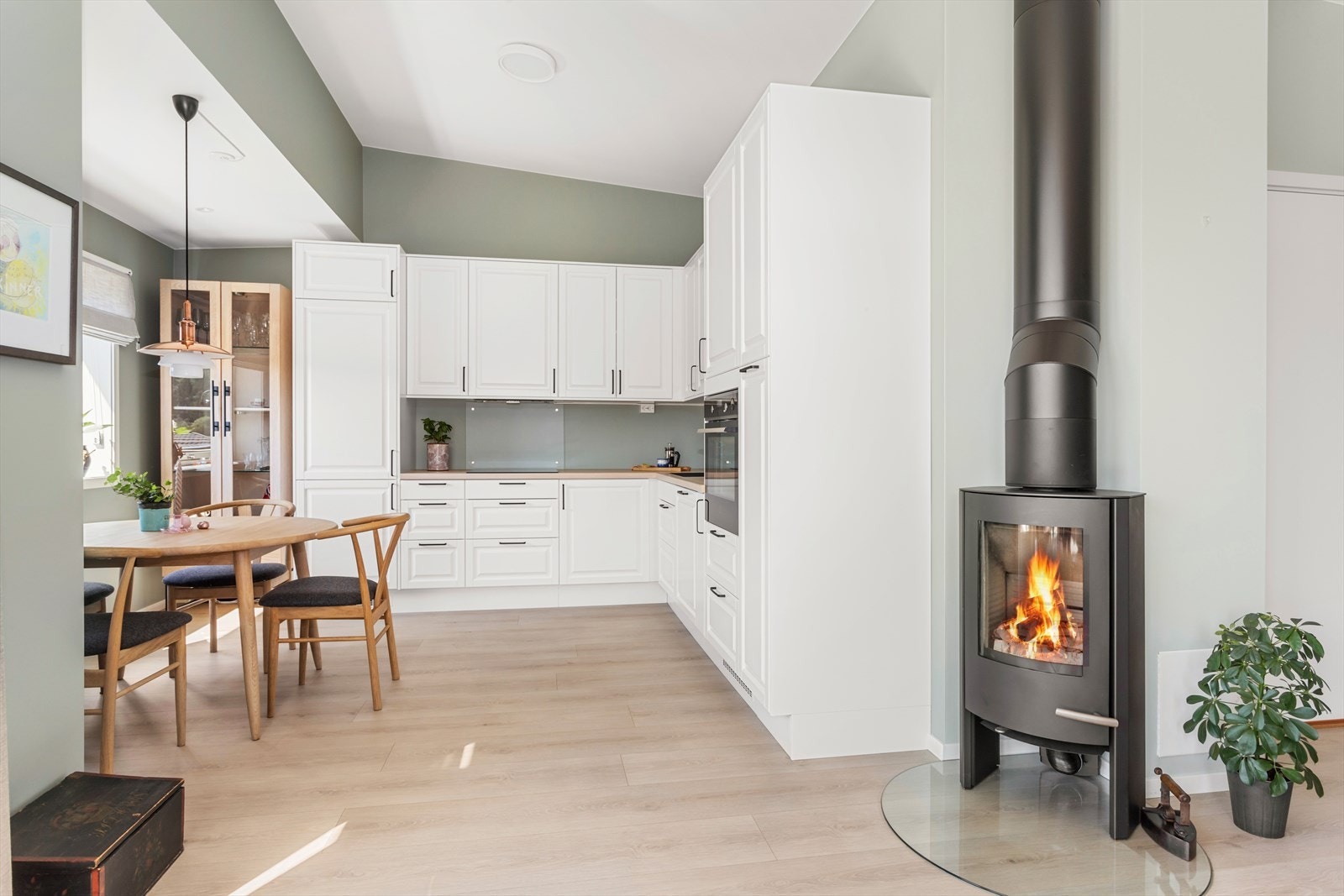 Kjøkkenet er av laminat utførelse og har rikelig med skap, skuff- og benkeplass. Integrerte hvitevarer som induksjon platetopp, stekeovn, oppvaskmaskin og kjøl/frys. Galleribilde