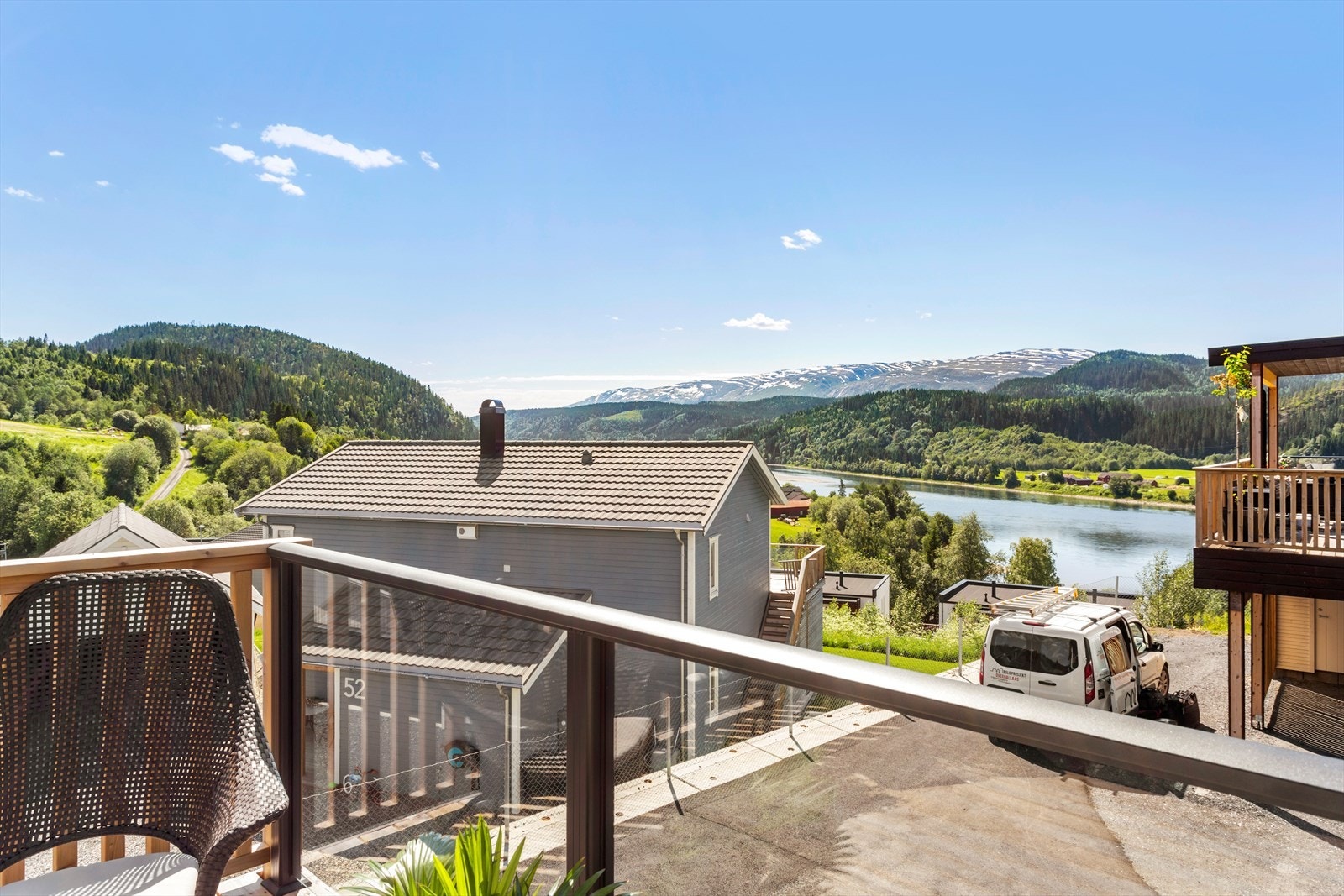 Balkongen er ca. 11m² og har adkomst fra stuen. Nydelig utsikt mot Vefsna og mot Vestersida. Eier har montert markise som fungerer som et lite skyggeteppe man kan dra frem når sola blir for sterk på sommeren. Galleribilde