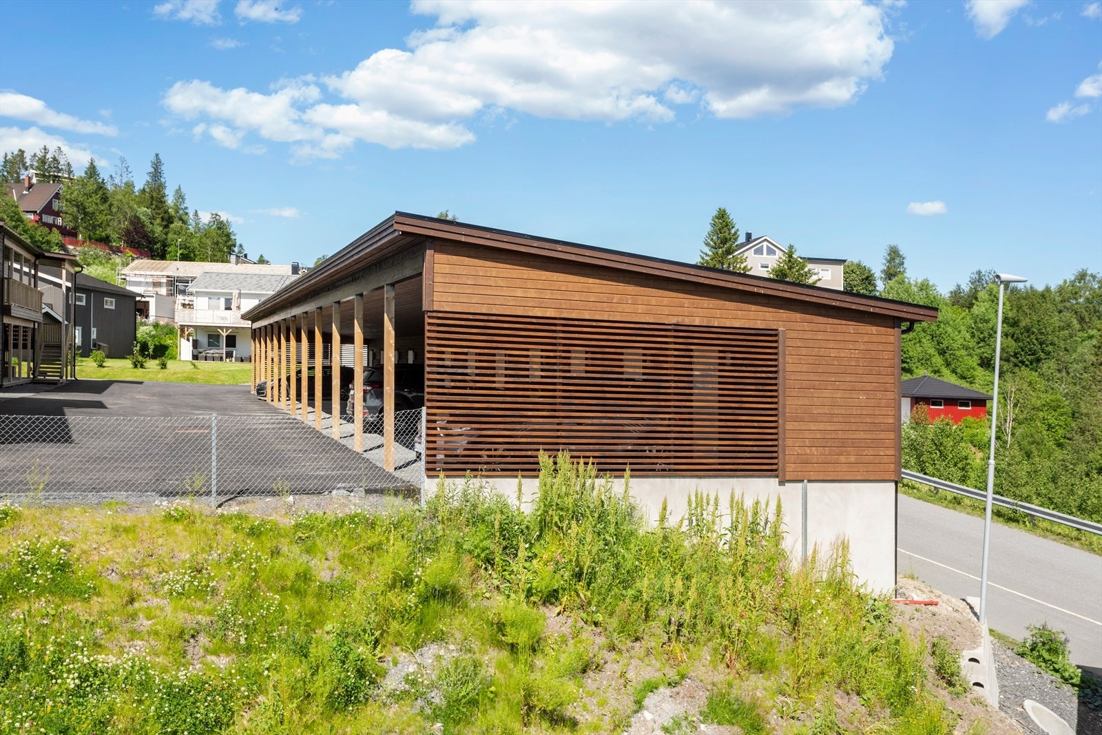 Egen P-plass i carport med el-billader og en romslig sportsbod i bakkant medfølger leiligheten. Leiligheten disponerer den første og nærmeste plassen i rekka. Carportene har nylig blitt asfaltert innvendig. Galleribilde