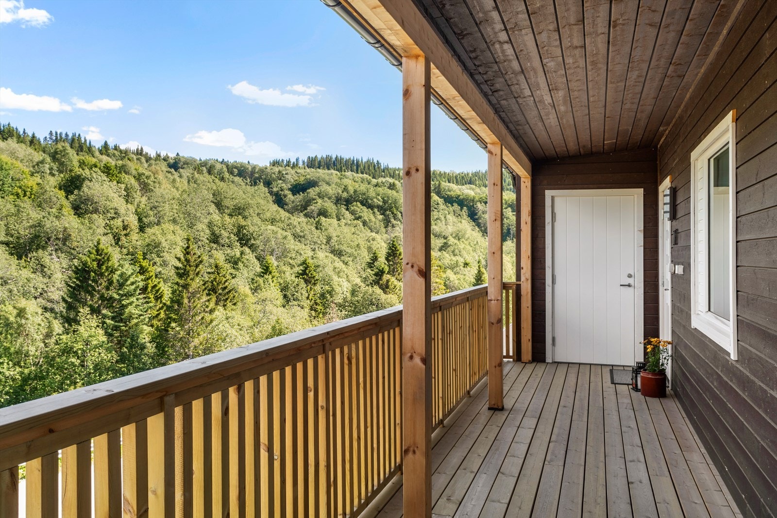 Inngangsdør til høyre og ekstra bod som deles med naboen i døra rett frem i bildet. Galleribilde