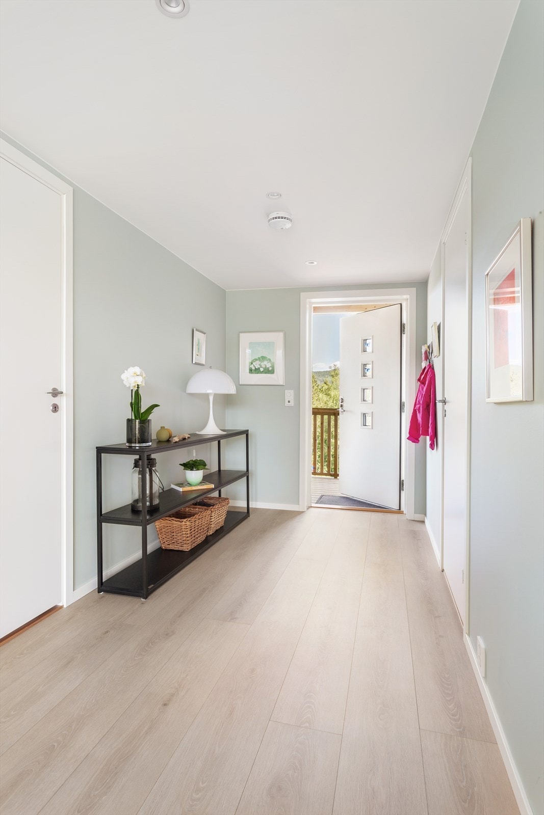 Velkommen på visning gjennom en lys og luftig entré - Husk påmelding! :-). I 2024 ble det her montert garderobeskap med speilfronter. Galleribilde