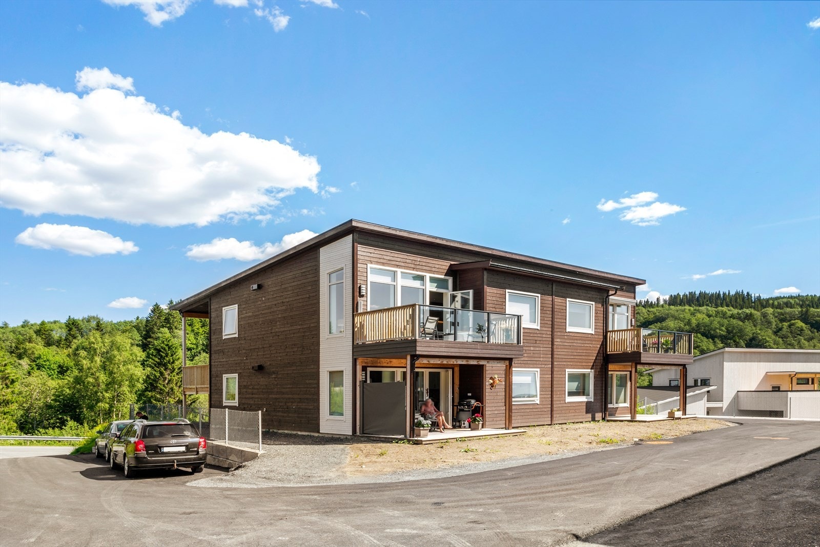 Her får du en tilnærmet splitter ny leilighet. Kun 1 eier som har bodd her i ett år. Leiligheten ligger på sør-enden i 2. etg. Det er montert innvendig solskjerming på stue- og kjøkkenvindu som reduserer varmen fra sola gjennom vinduene. Galleribilde