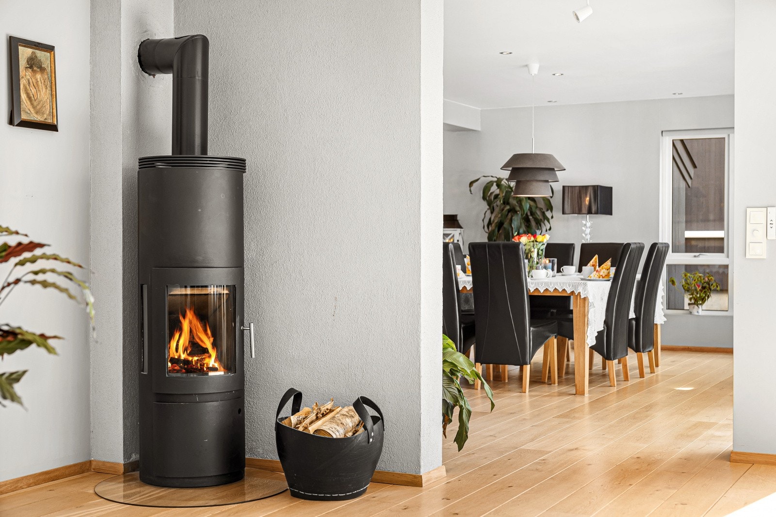 - Vedovn i stuen som bidrar til ekstra hygge på mørke høst/vinterdager | Ellers er det også installert varmepumpe som sørger for god og jevn varme - Galleribilde