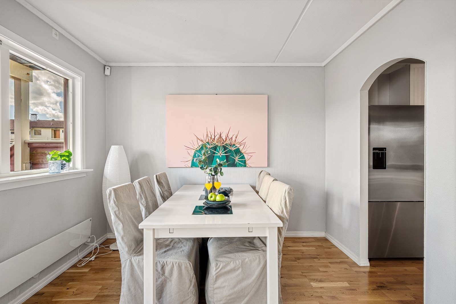 - Klassisk bueåpning som skaper en sømløs overgang mellom stue og kjøkken - Galleribilde