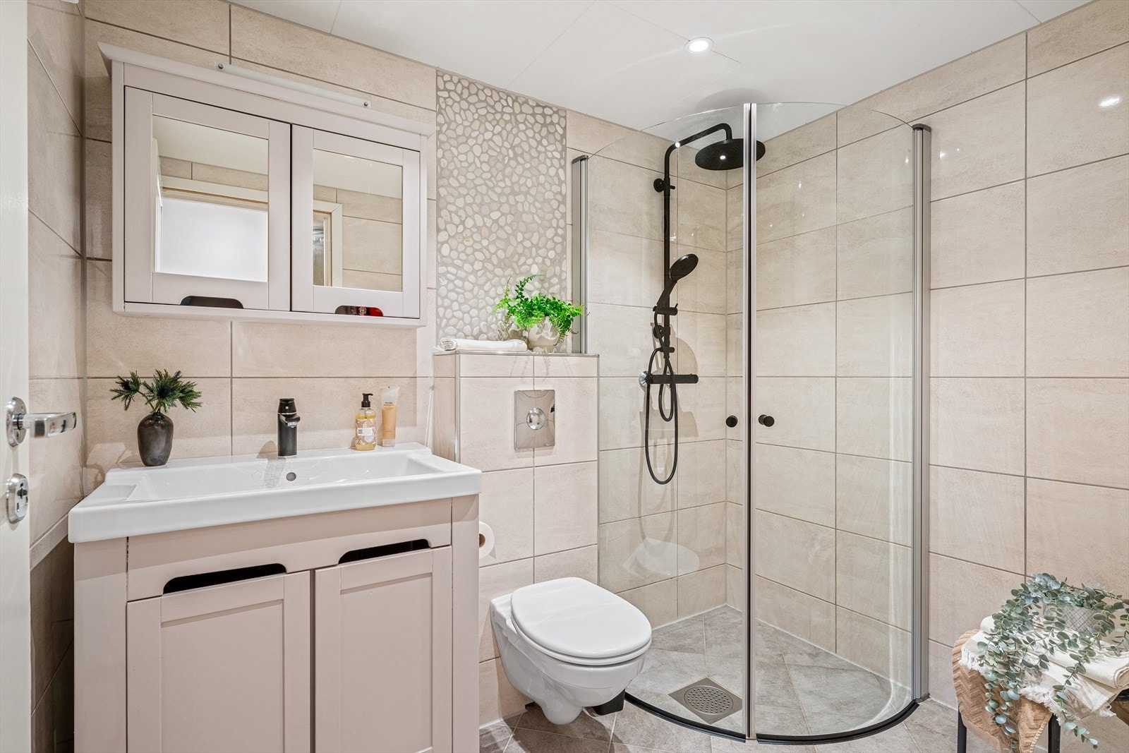 -Badet lyses pent opp av spotter i himlingen - Galleribilde