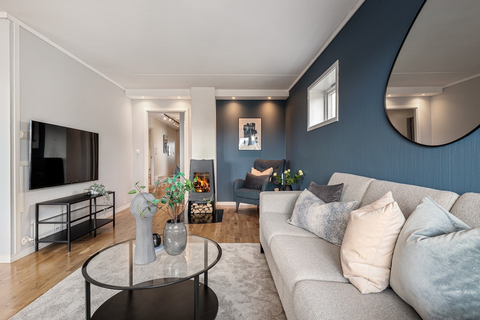 - Lys og romslig stue med hele 27,4 m² å boltre seg på - Galleribilde