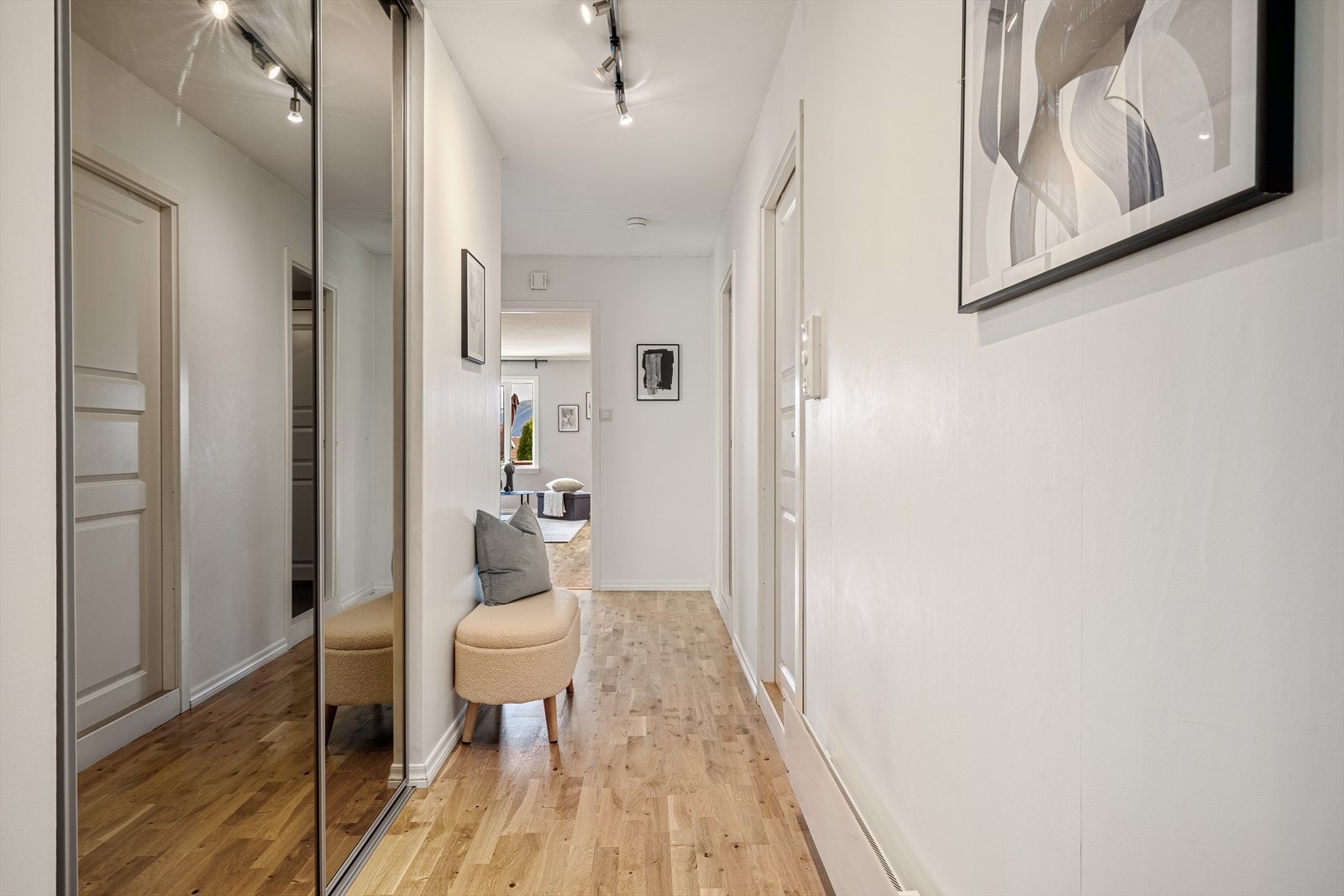 - Lys entré med integrert skyvedørs garderobeskap - Galleribilde