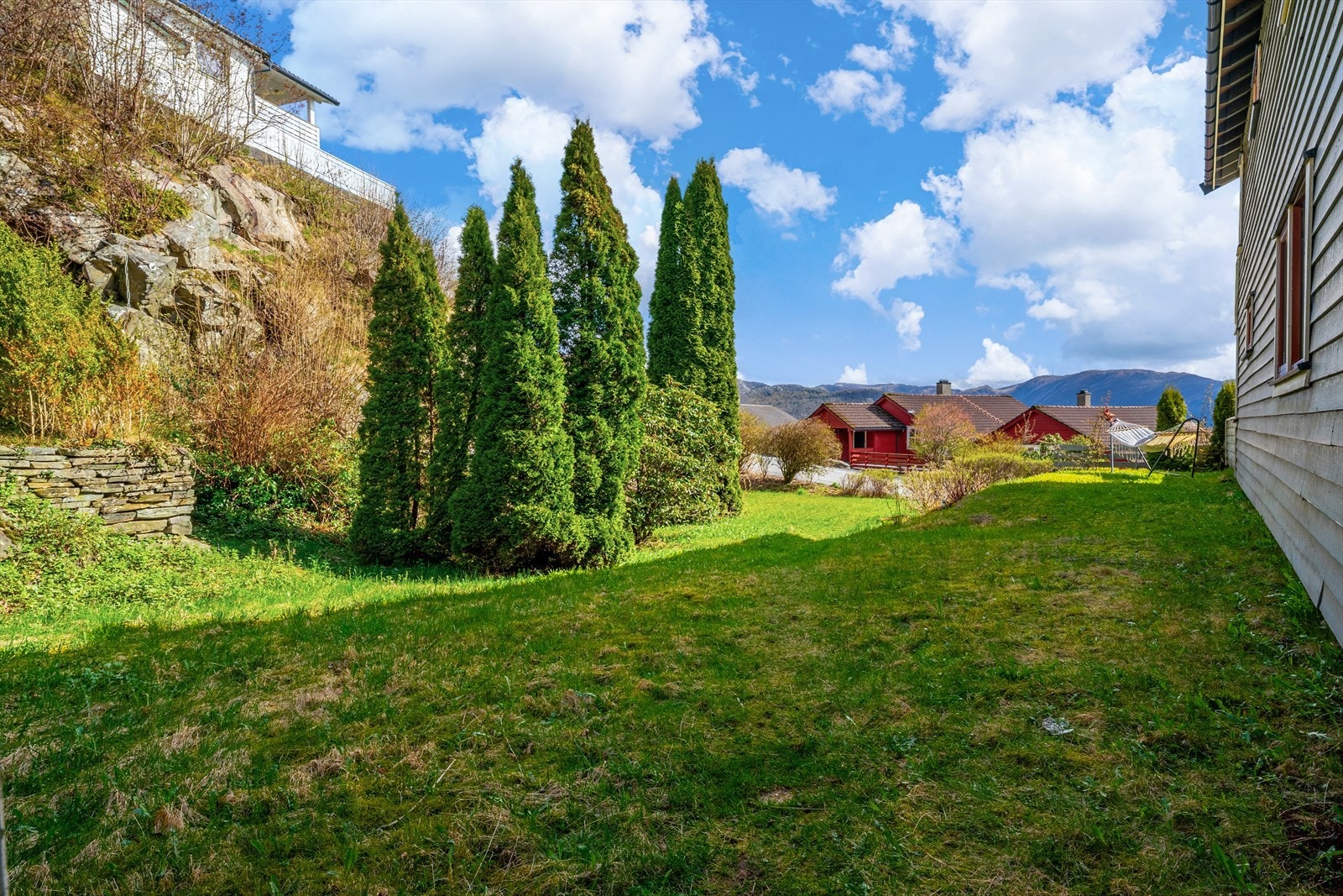 - Pent opparbeidet fellesareal med nydelig hage og beplanting- Galleribilde