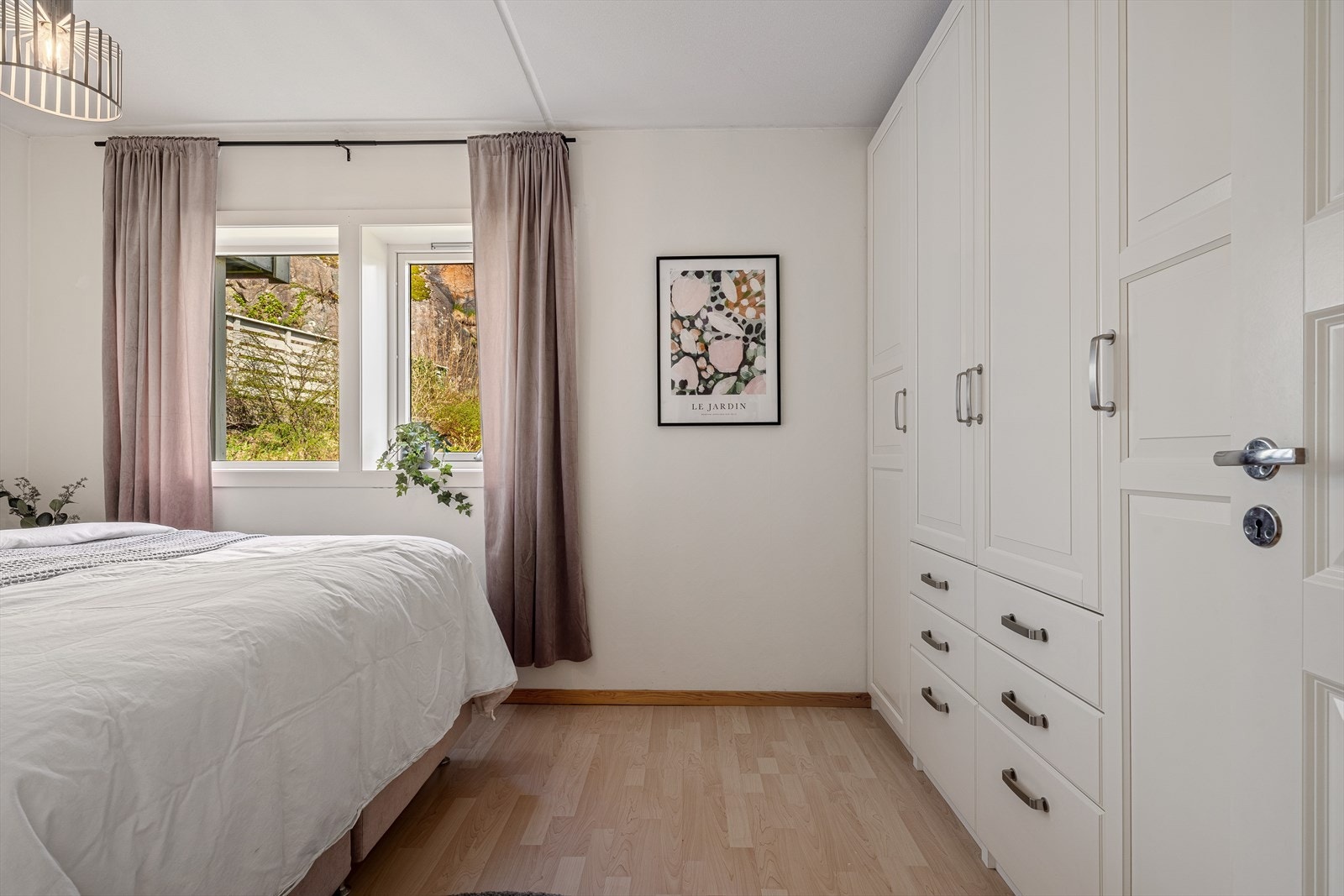 - Hovedsoverommet måler 10,8 m² og har nydelig garderobeløsning langs ene veggen- Galleribilde