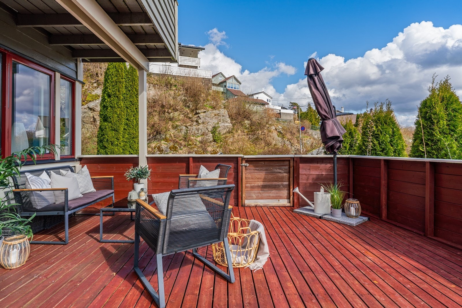 - Sørvendt terrasse med gode solforhold - Galleribilde