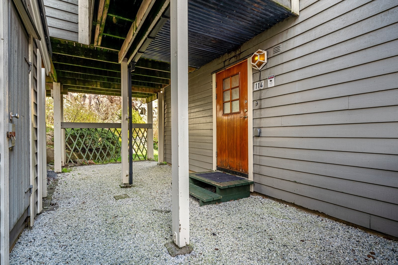 - Leiligheten har alt på ett plan og har tilnærmet trappefri adkomst. Merk bod rett utenfor døren - Galleribilde