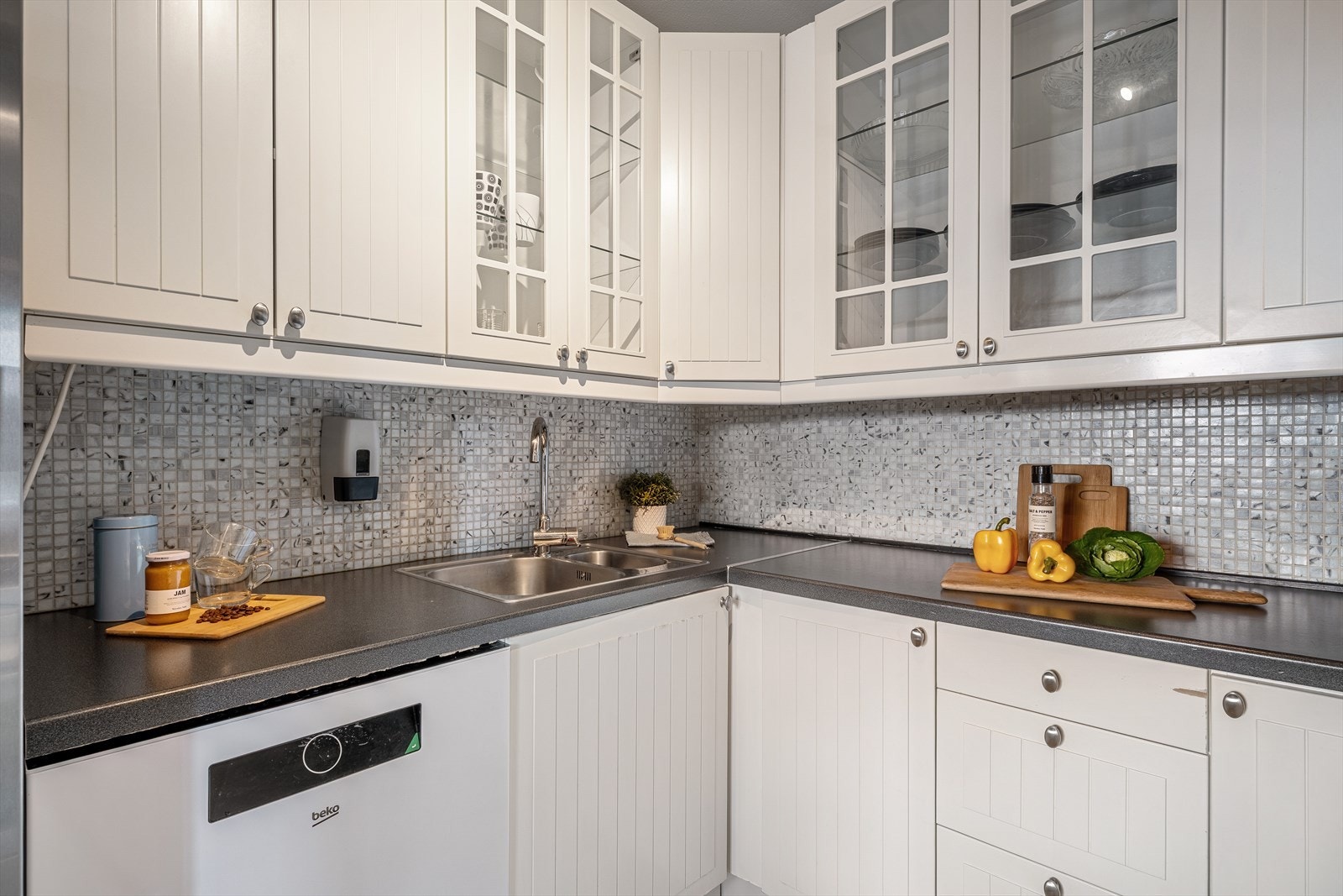 -Praktiske fliser bak benkeplaten - enkelt å holde rent og pent! - Galleribilde