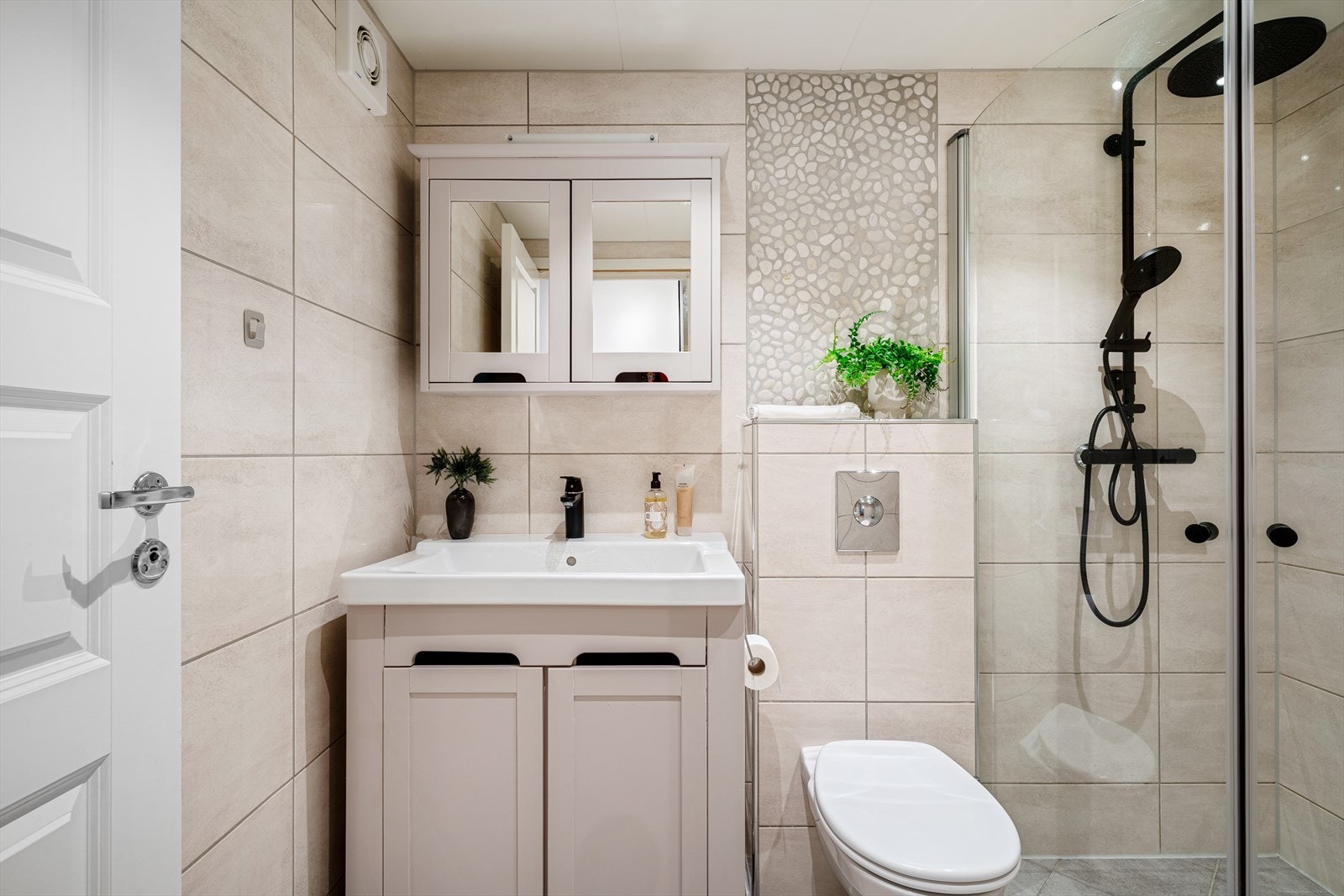 - Delikat, helfliset bad med behagelig varme på gulv - Galleribilde