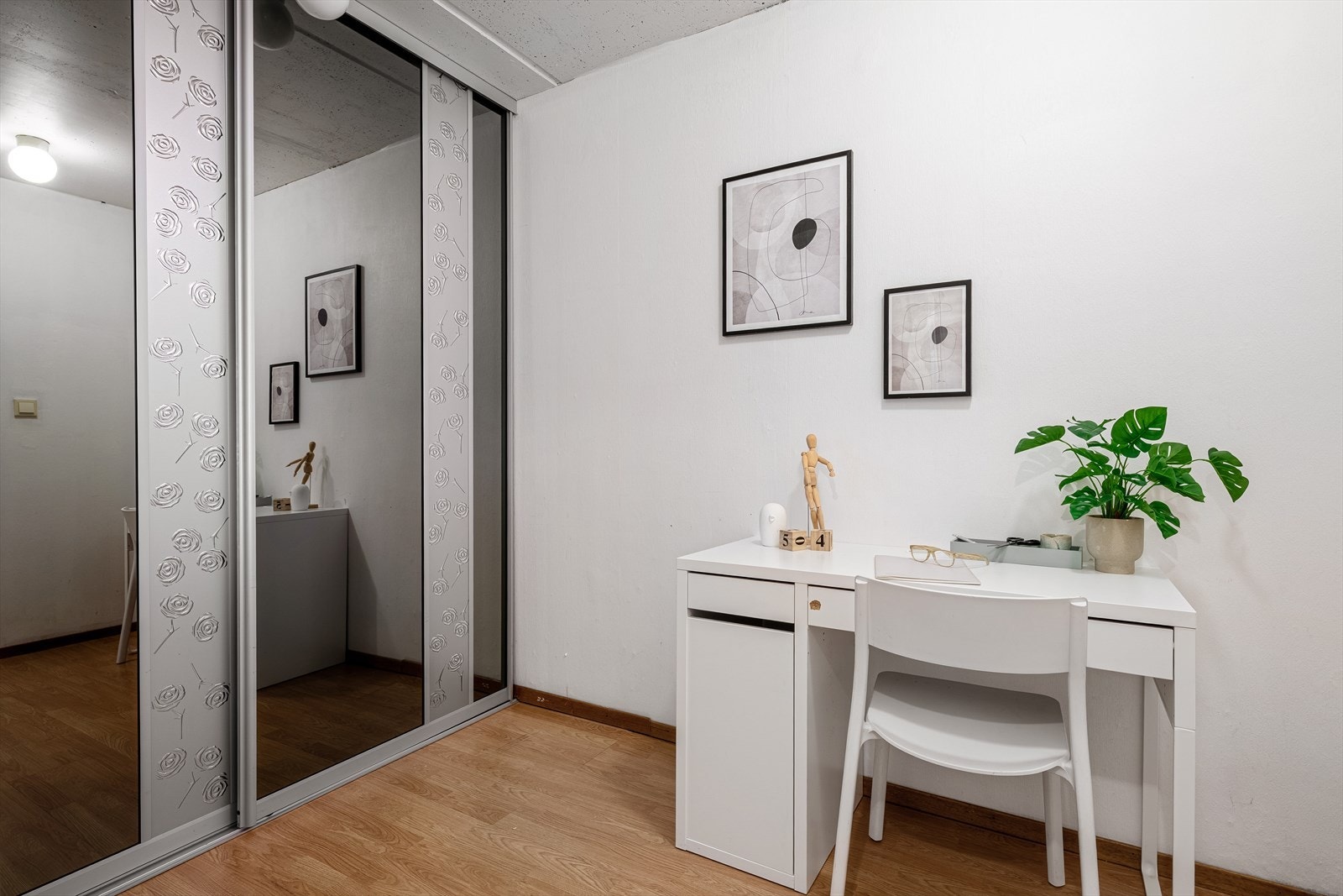 - Innvendig bod på 6 m², innredet som kontor - Galleribilde