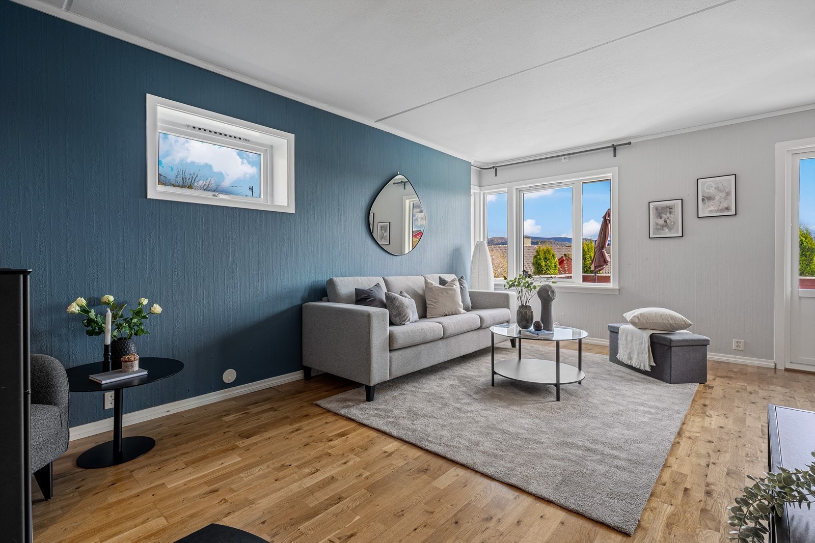 - Leiligheten har et BRA-i på 83 m² og inneholder entré, gang, to soverom, bad, vaskerom, innvendig bod, stue og kjøkken - Galleribilde