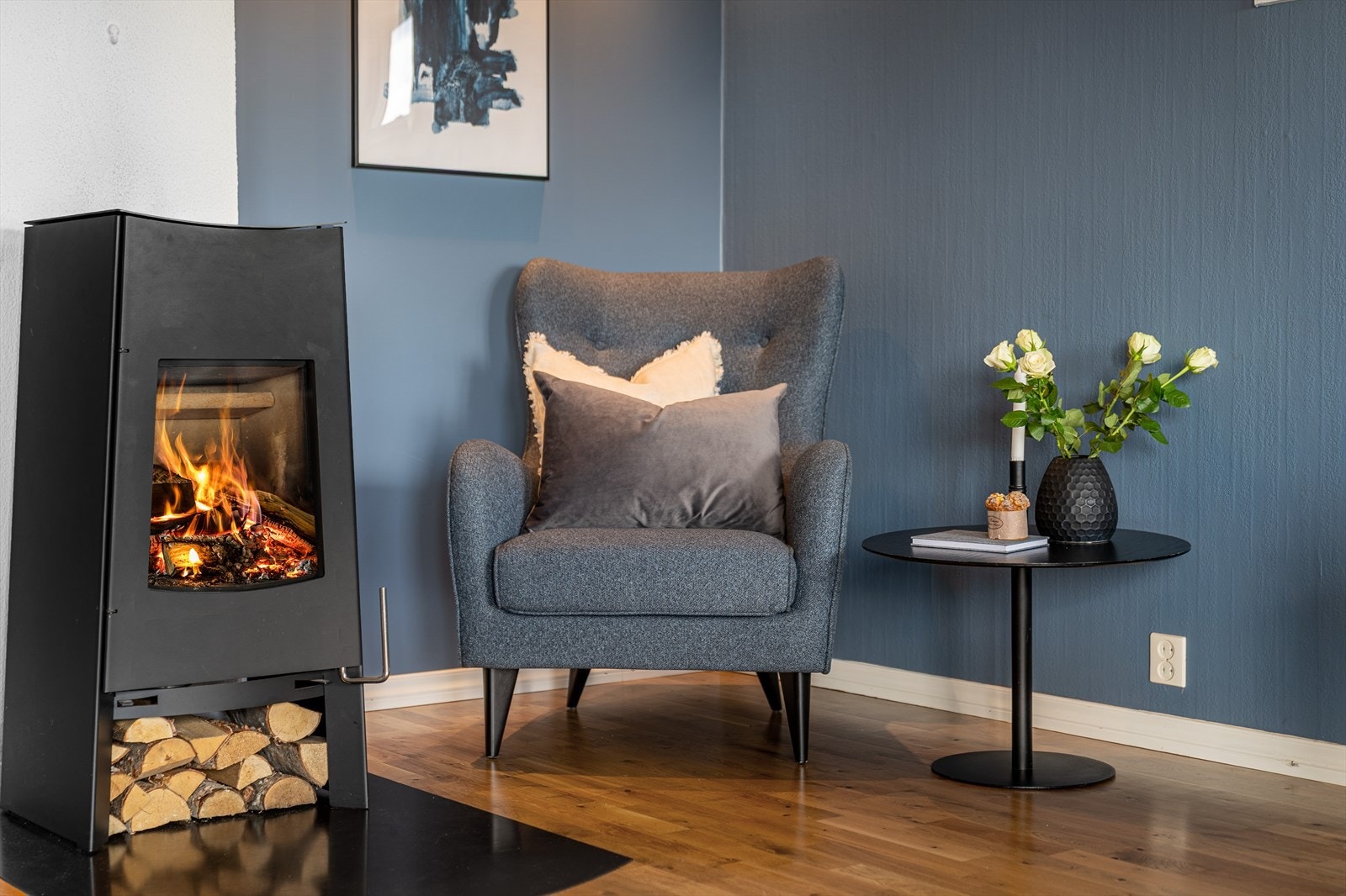 - I stuen er det en koselig peis (montert i 2011) som bidrar til en varm og lun atmosfære - Galleribilde