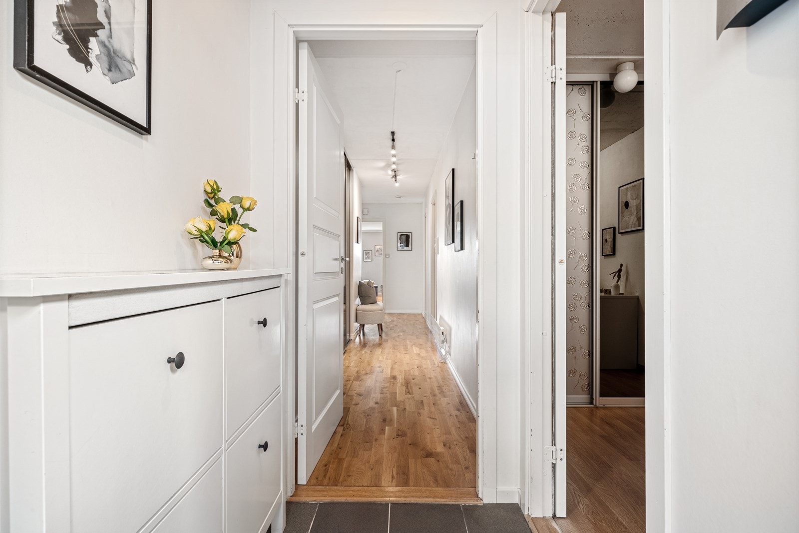 - Med god plass til å bevege seg komfortabelt, gir gangen et innbydende førsteinntrykk av hjemmet - Galleribilde