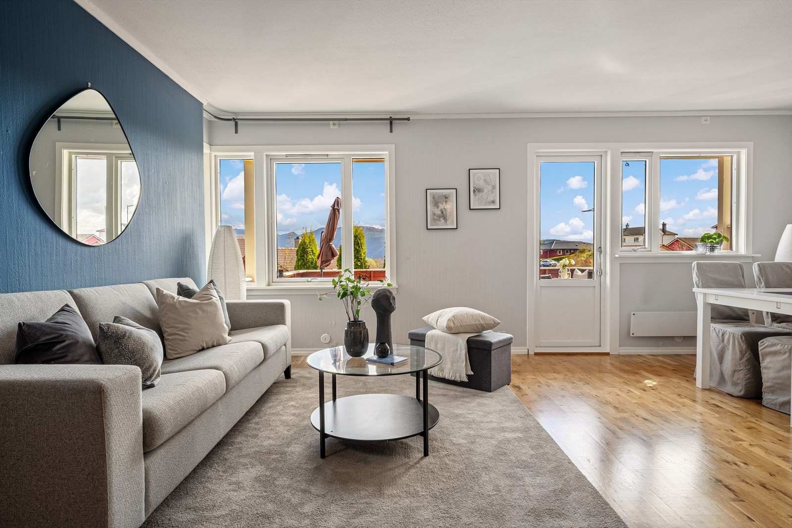 - Stuen har svært generøse vindusflater som gir rikelig med verdifullt lysinnslipp fra to himmelretninger - Galleribilde