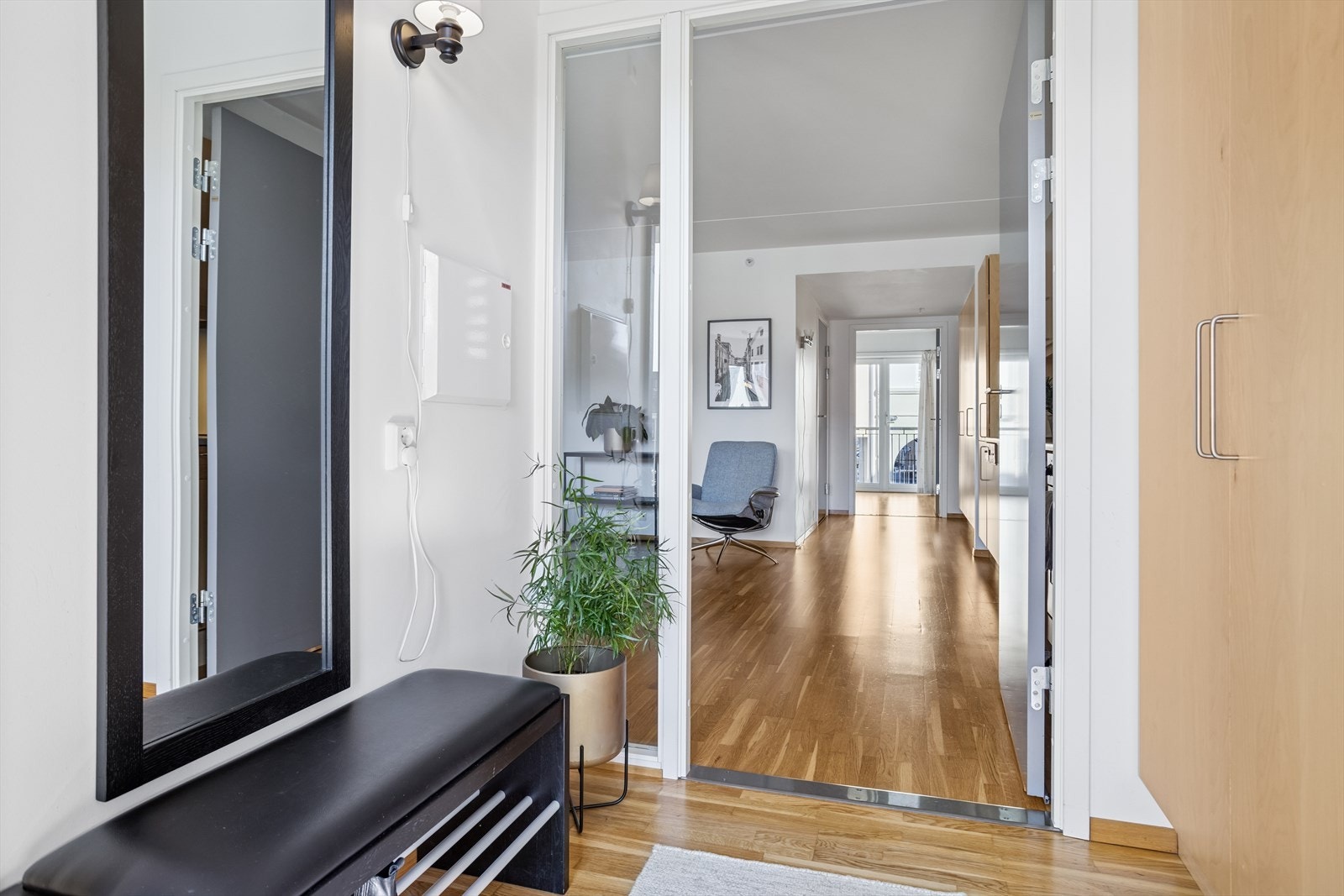 Entreen fungerer som et vindfang, og er på 3,2 m². Her er det god plass til garderobeløsning. Entreen har tett dør, men det er også høytgående vindu som gir rikelig med lys til både stuen, og tilbake til entreen. Galleribilde