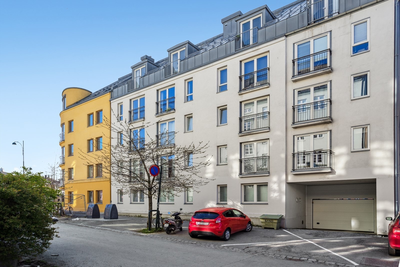Borettslaget er et borettslag i et sameie, så noen av leilighetene er eierseksjoner, og noen er organisert gjennom borettslaget som andeler - slik som denne. Rent fysisk utgjør dette ingen forskjell, selv om organiseringen er noe ulik. Galleribilde