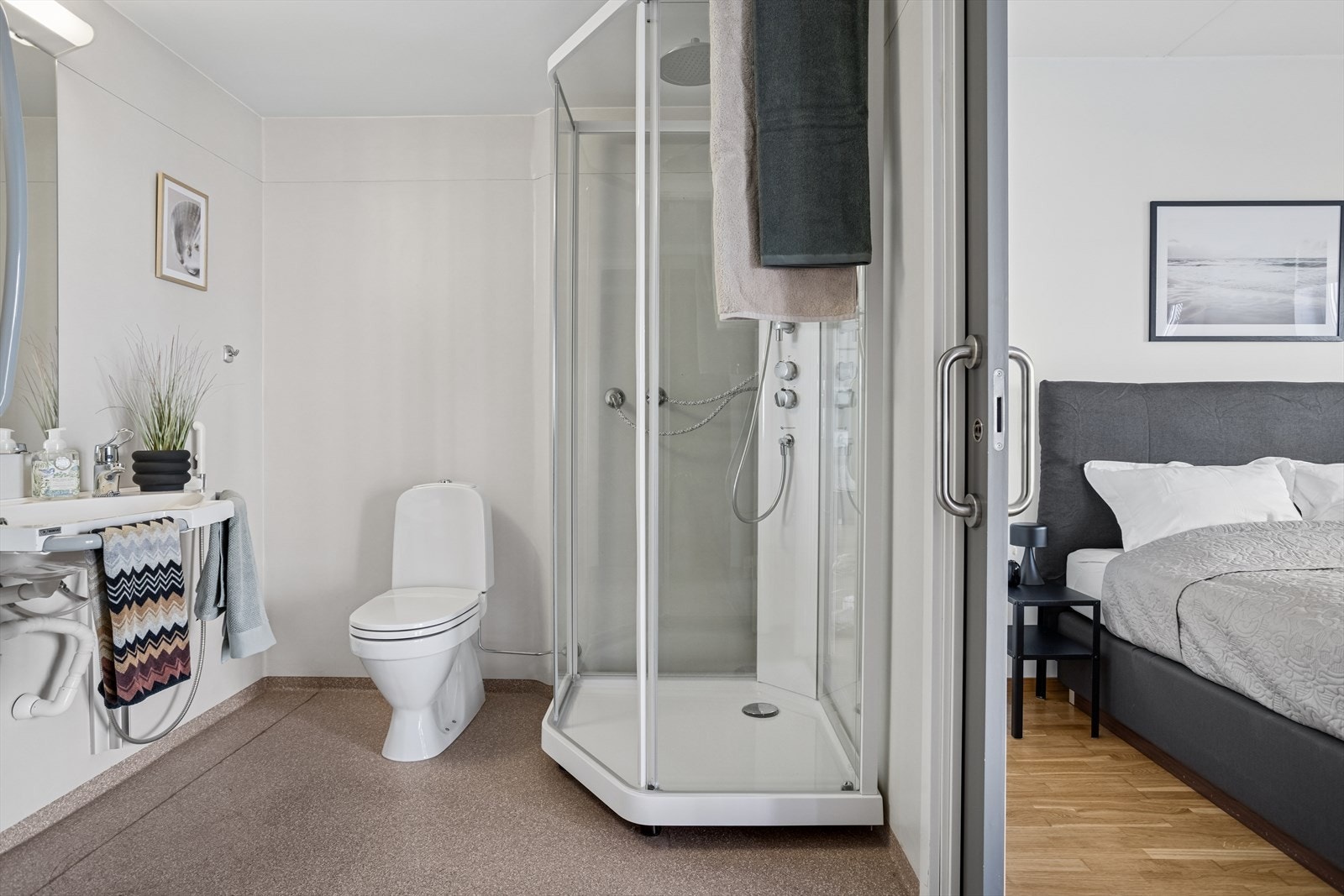 Badet er ventilert via balansert ventilasjonsanlegg og det er elektriske varmekabler i gulv. Takstmann har gitt tilstandsgrad på de fleste punkter på badet, men tilstandsgrad 0 på fuktsøk - et suverent utgangspunkt. Galleribilde