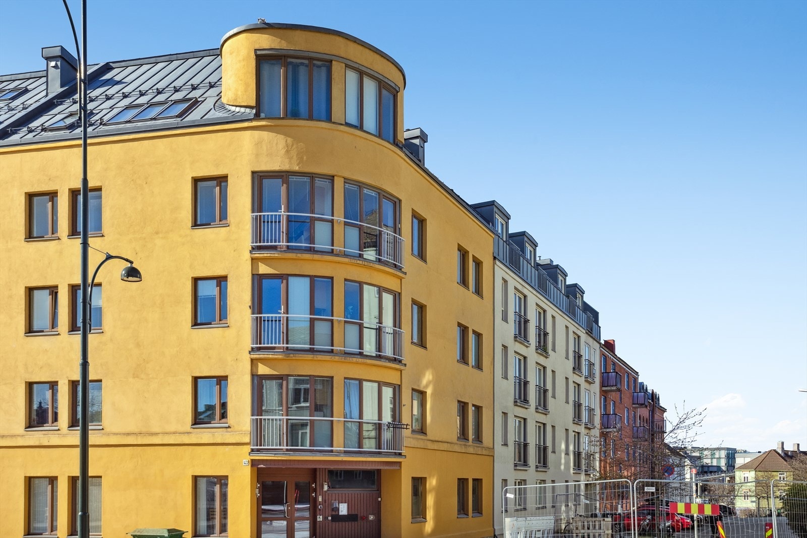 Fra bakkeplan har borettslaget et moderne inngangsparti som sklir godt inn i nærområdets bebyggelse. Porttelefonen fungerer utmerket og har god lyd. Galleribilde